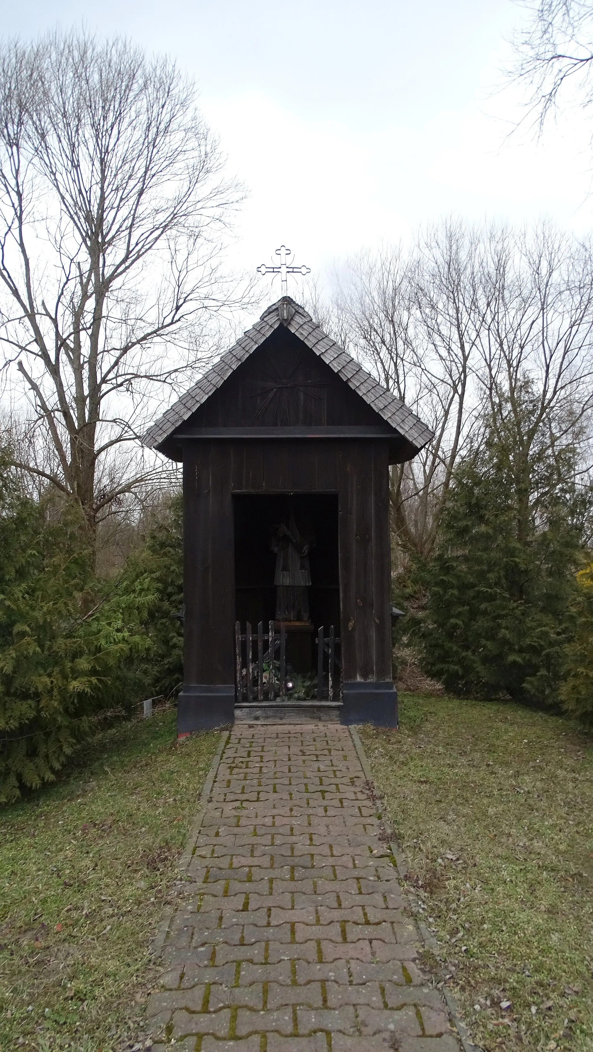 Photo showing: Kapliczka z figurą św. Jana Nepomucena w Siennie