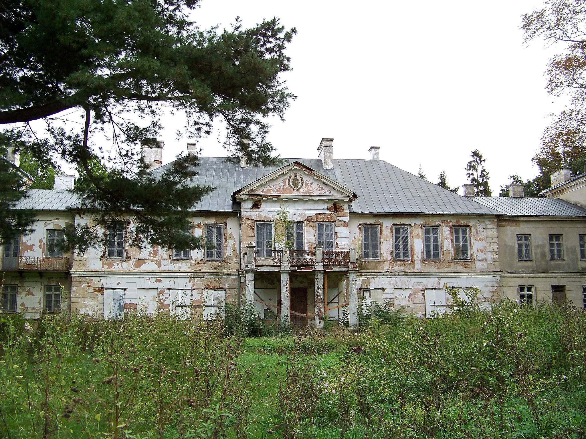 Photo showing: Pałac w Mordach z XVIII-XIX wieku, widok od frontu.