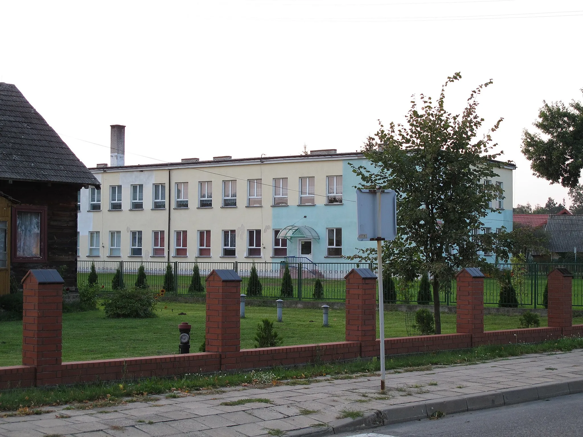Photo showing: School by Mazowiecka 1 street in Jabłoń Kościelna, gmina Nowe Piekuty, podlaskie, Poland