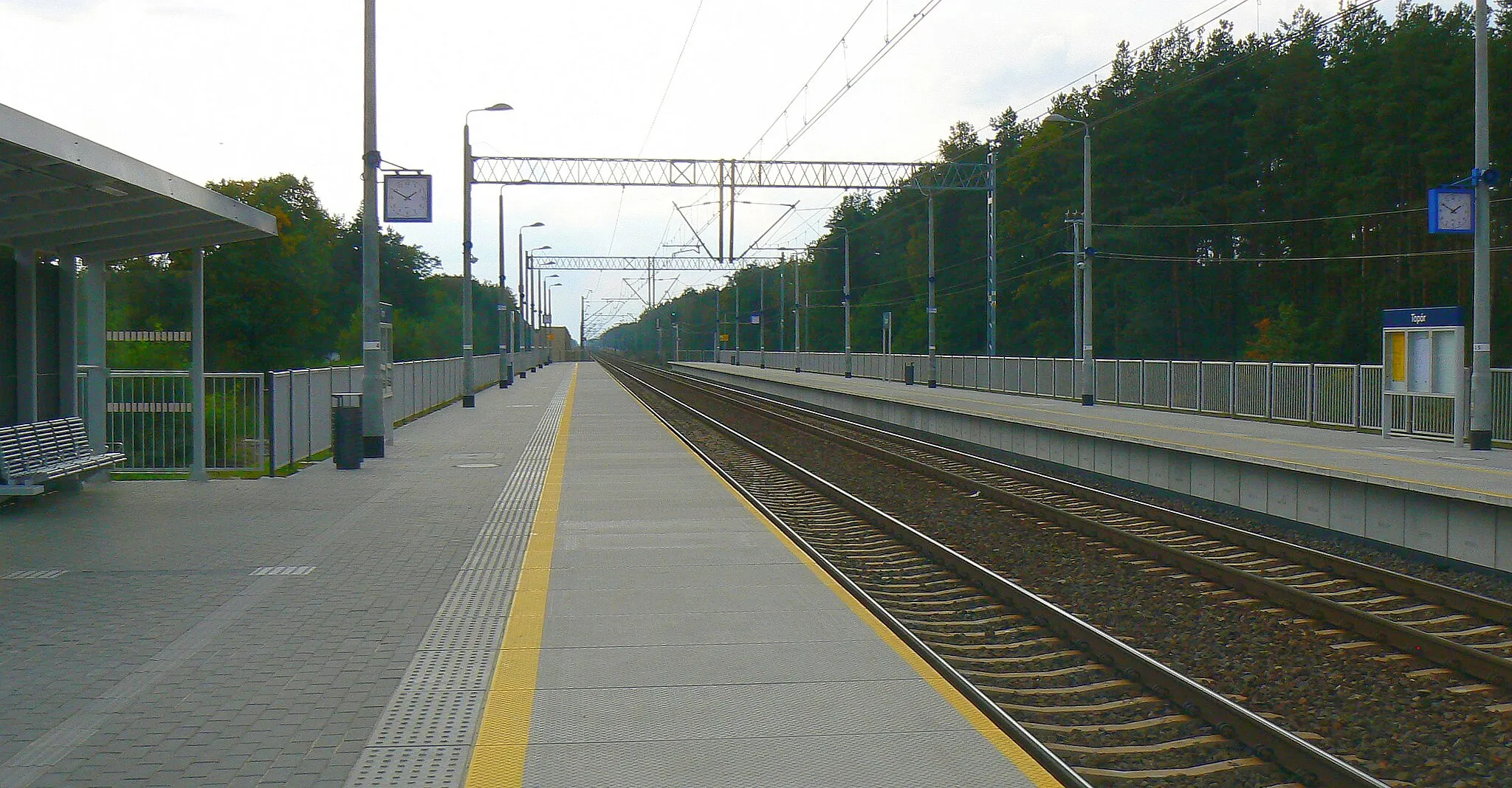 Photo showing: A Polish railway station.Location: Village of Topór, Mazovia, Poland