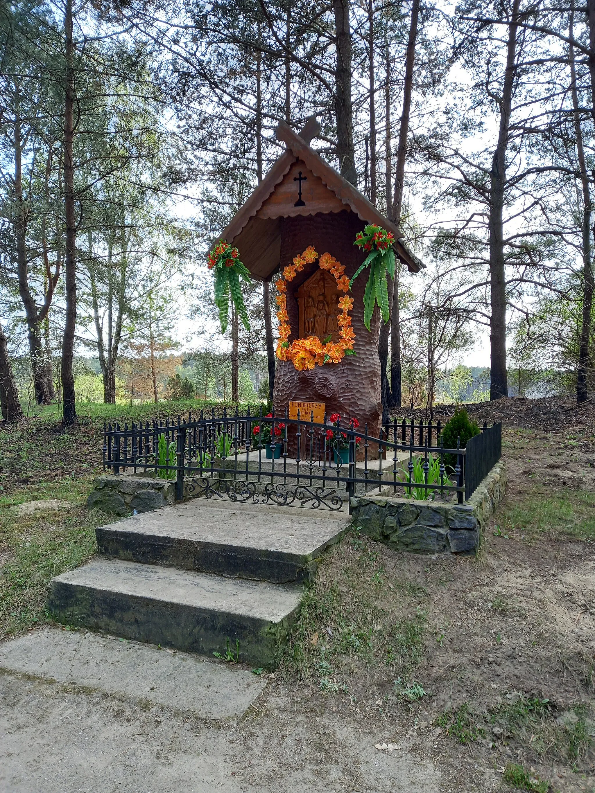 Photo showing: Kapliczka Trójcy Świętej we wsi Serafin.