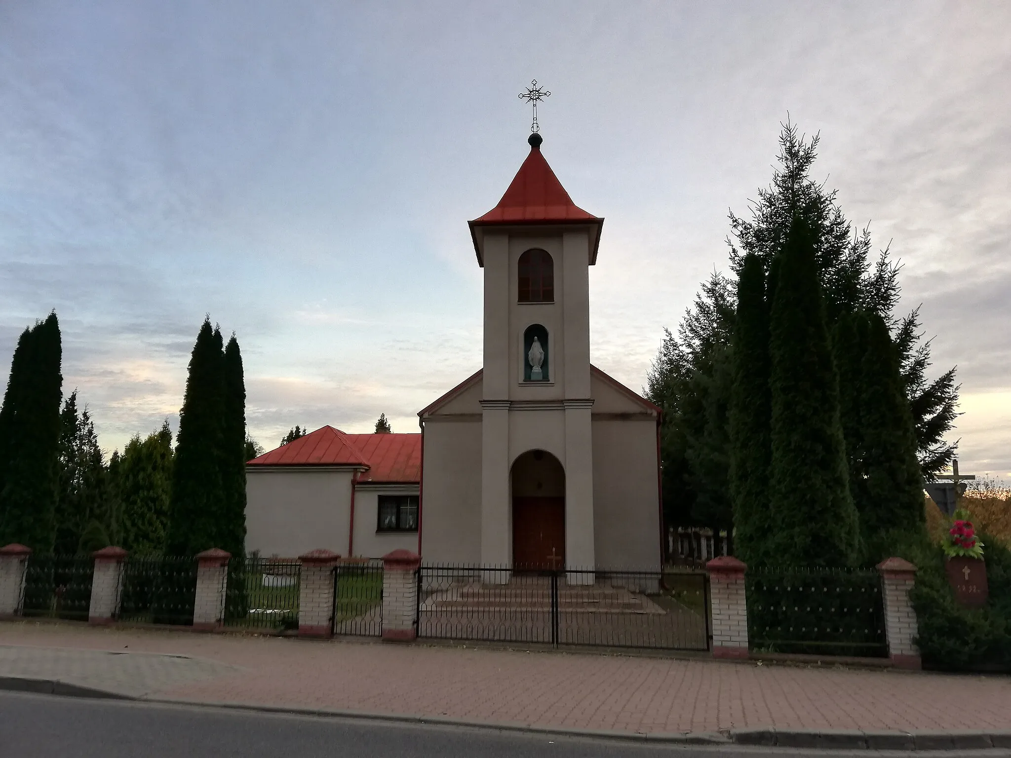 Photo showing: Kościół św. Józefa Rzemieślnika w Glinie, 1983-1987