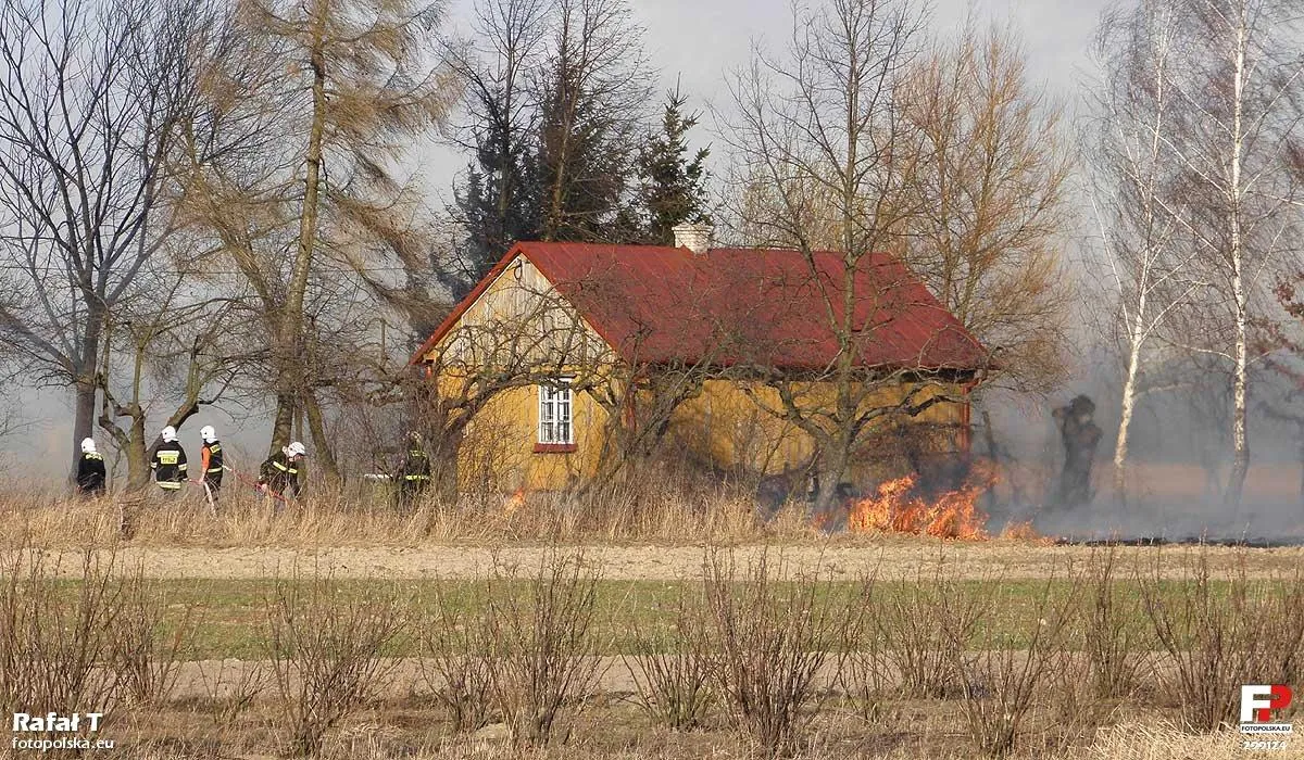 Photo showing: Strażacy gaszą płonące trawy, dom został uratowany. Na marginesie, na 112 dodzwoniłem się za trzecim razem.