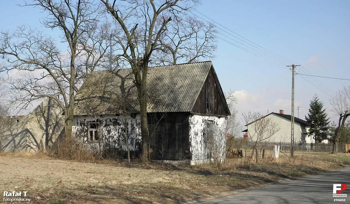 Photo showing: Opuszczony budynek na skraju wsi.