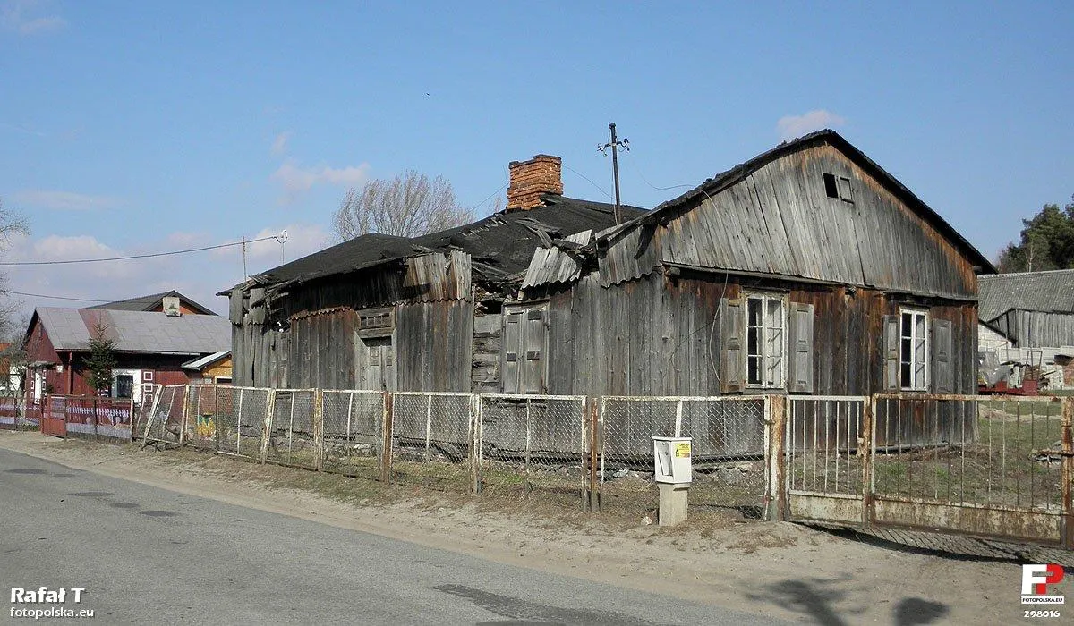 Photo showing: Niszczejący budynek - Borowe 20.