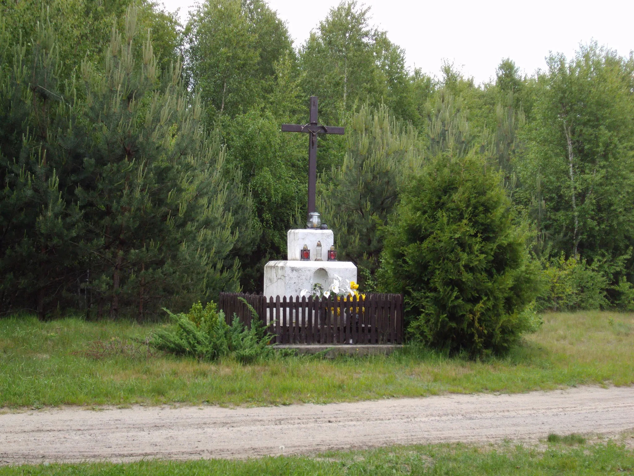 Photo showing: Kamińsko. Przydrożna kapliczka.