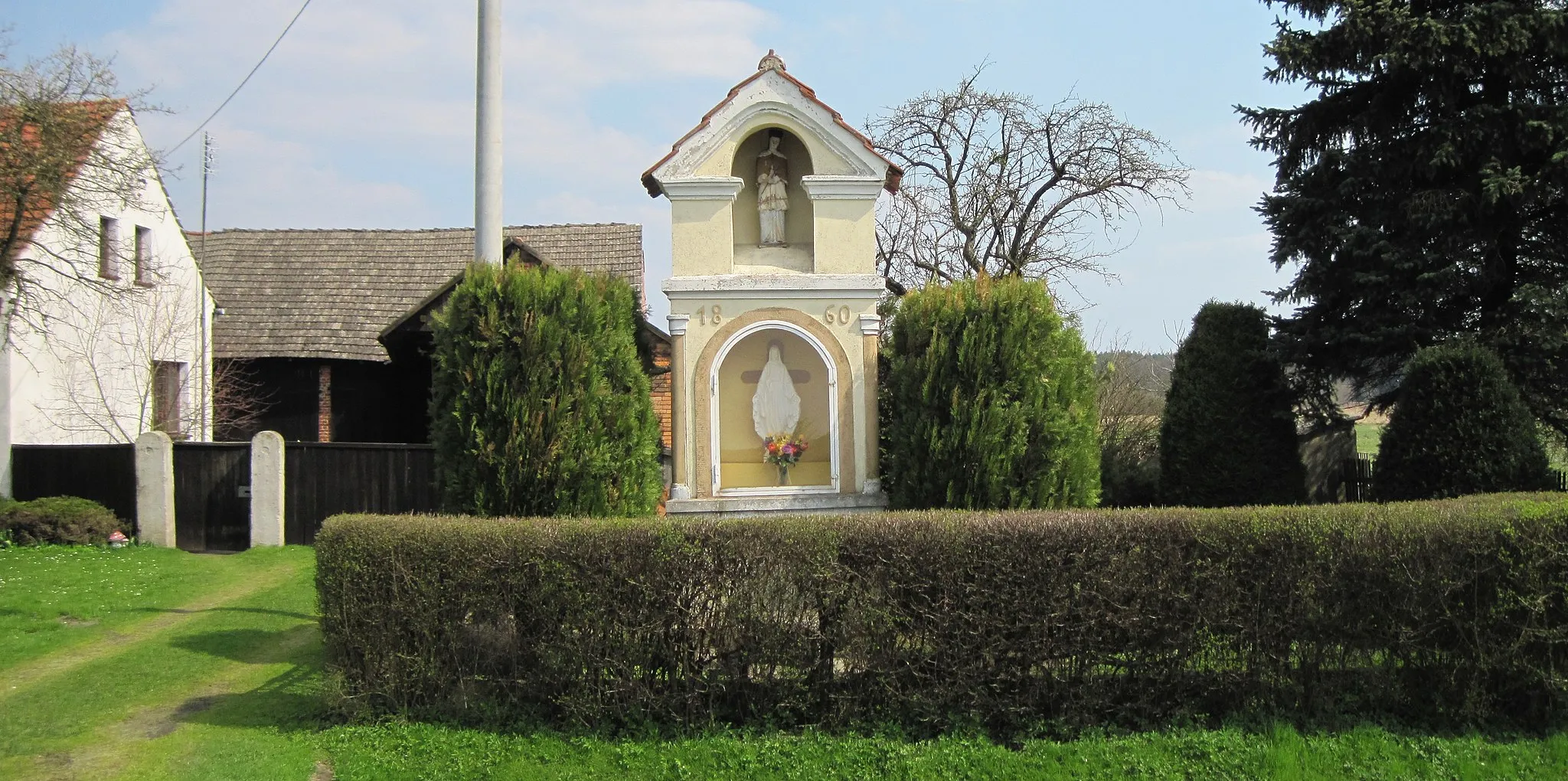 Photo showing: Blessed Virgin Mary's shrine with John of Nepomuk sculpture at 1 Maja street in Brynica