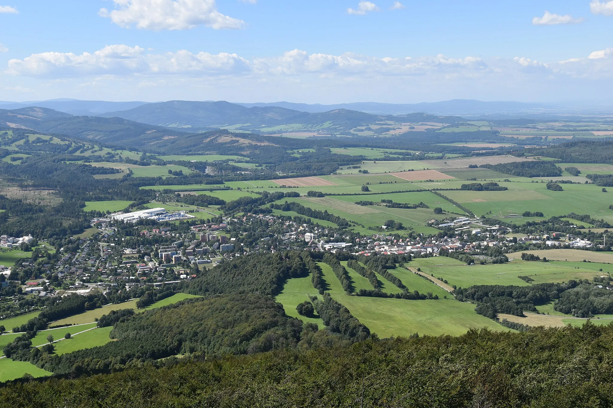 Photo showing: Blick von der Bischofskoppe auf Zlaté Hory