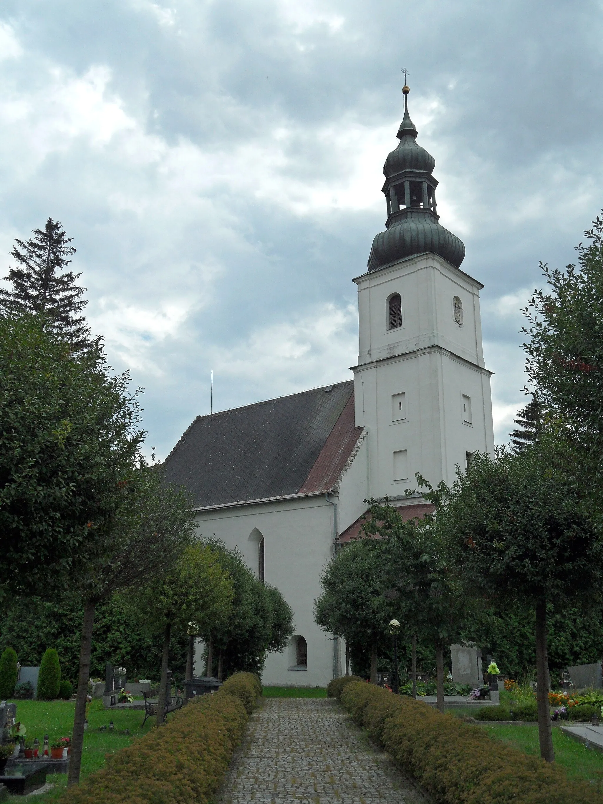 Photo showing: Bernartice: Church: View from Cemetery. Jeseník District, the Czech Republic.