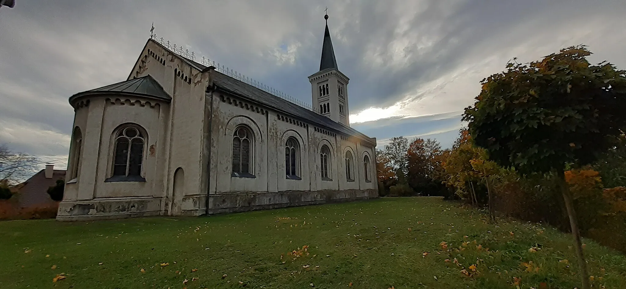 Photo showing: boční pohled na kostel