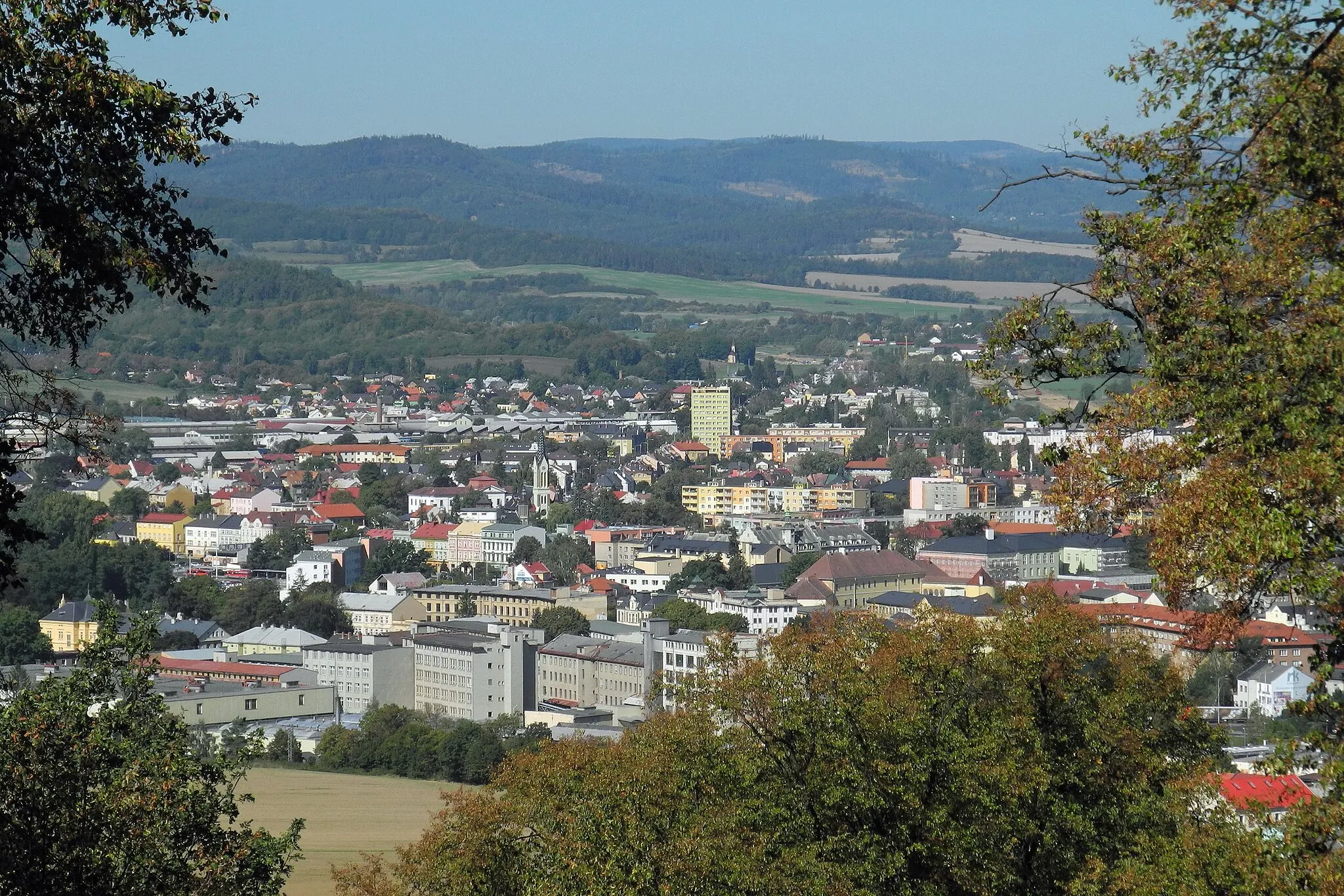 Photo showing: Blick vom Burgberg (Cvilín) auf die Stadt Jägerndorf (Krnov) in Schlesien