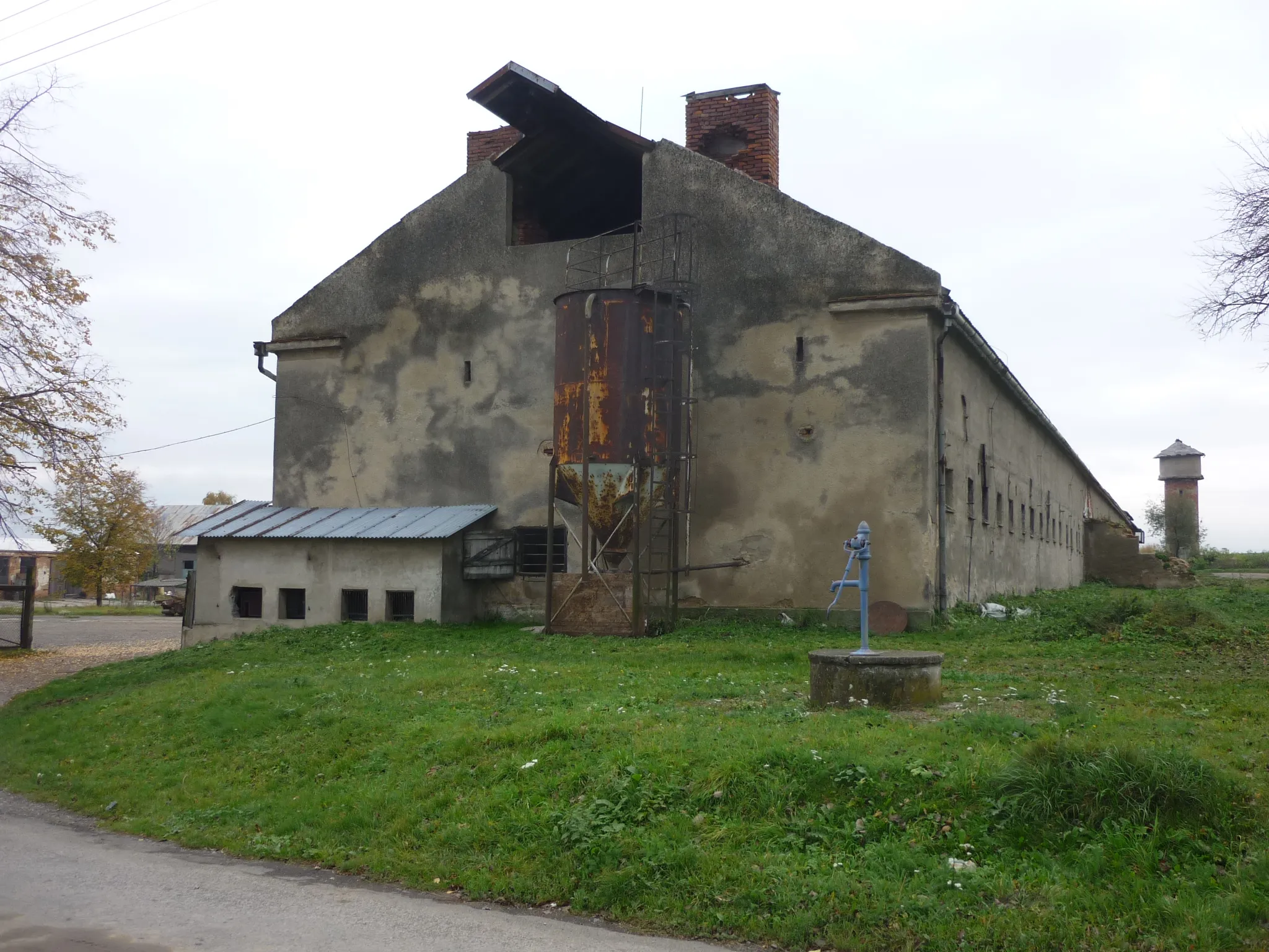 Photo showing: Hlinka (okres Bruntál), hospodářská budova