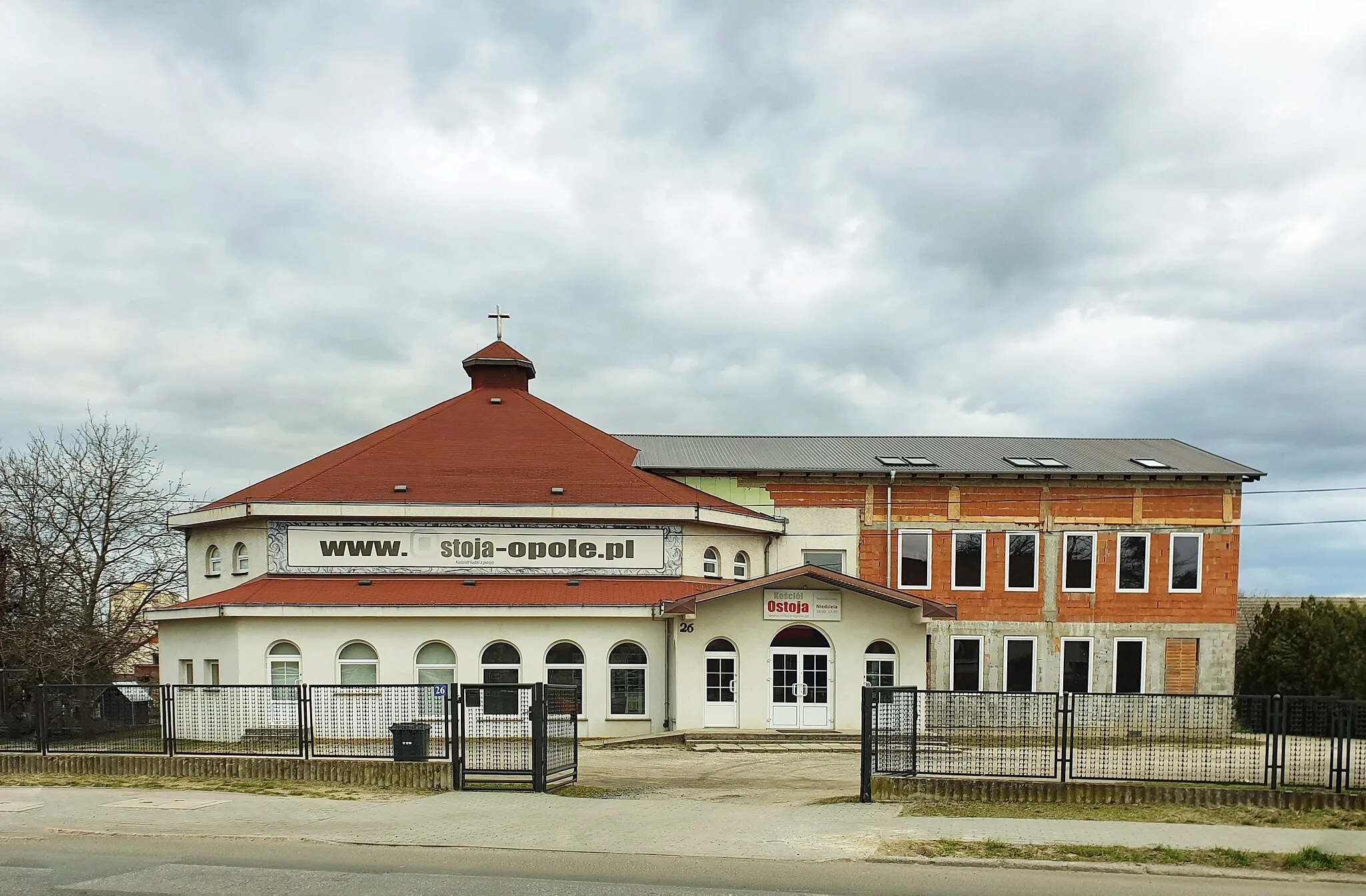 Photo showing: Budynek zboru Ostoja w Opolu, widok z ulicy.