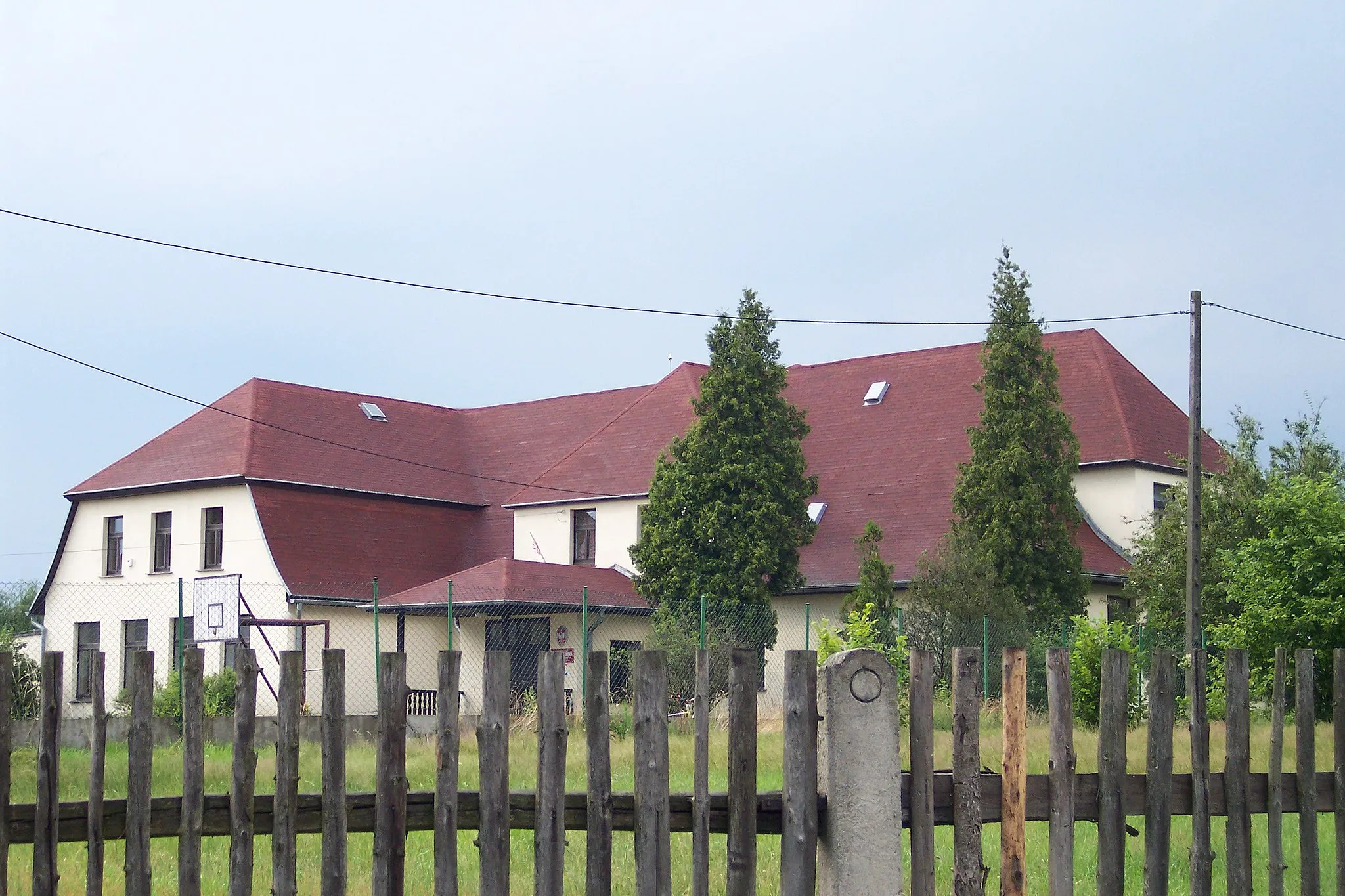 Photo showing: Szkoła podstawowa w Kadłubie Wolnym)