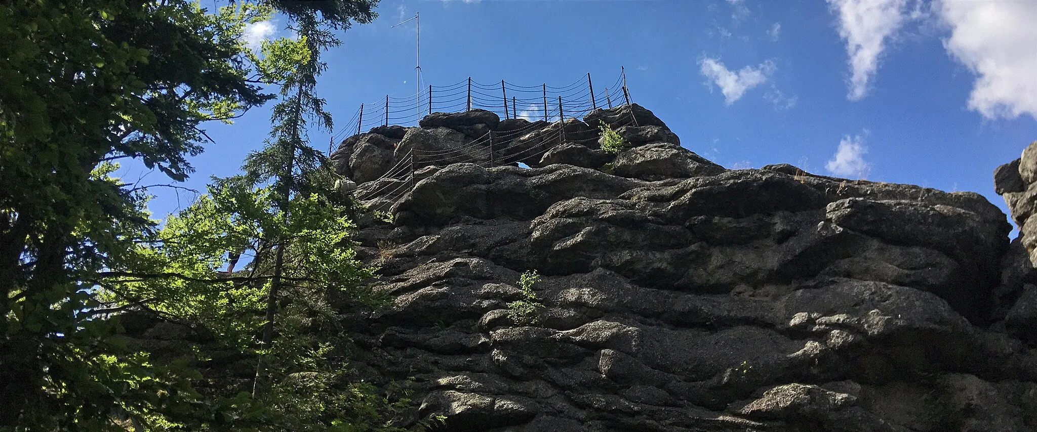 Photo showing: Skalní útvar Čertovy kameny je oblíbenou turistickou destinací. Nachází se na úbočí Zlatého Chlumu nad Českou Vsí u Jeseníka.