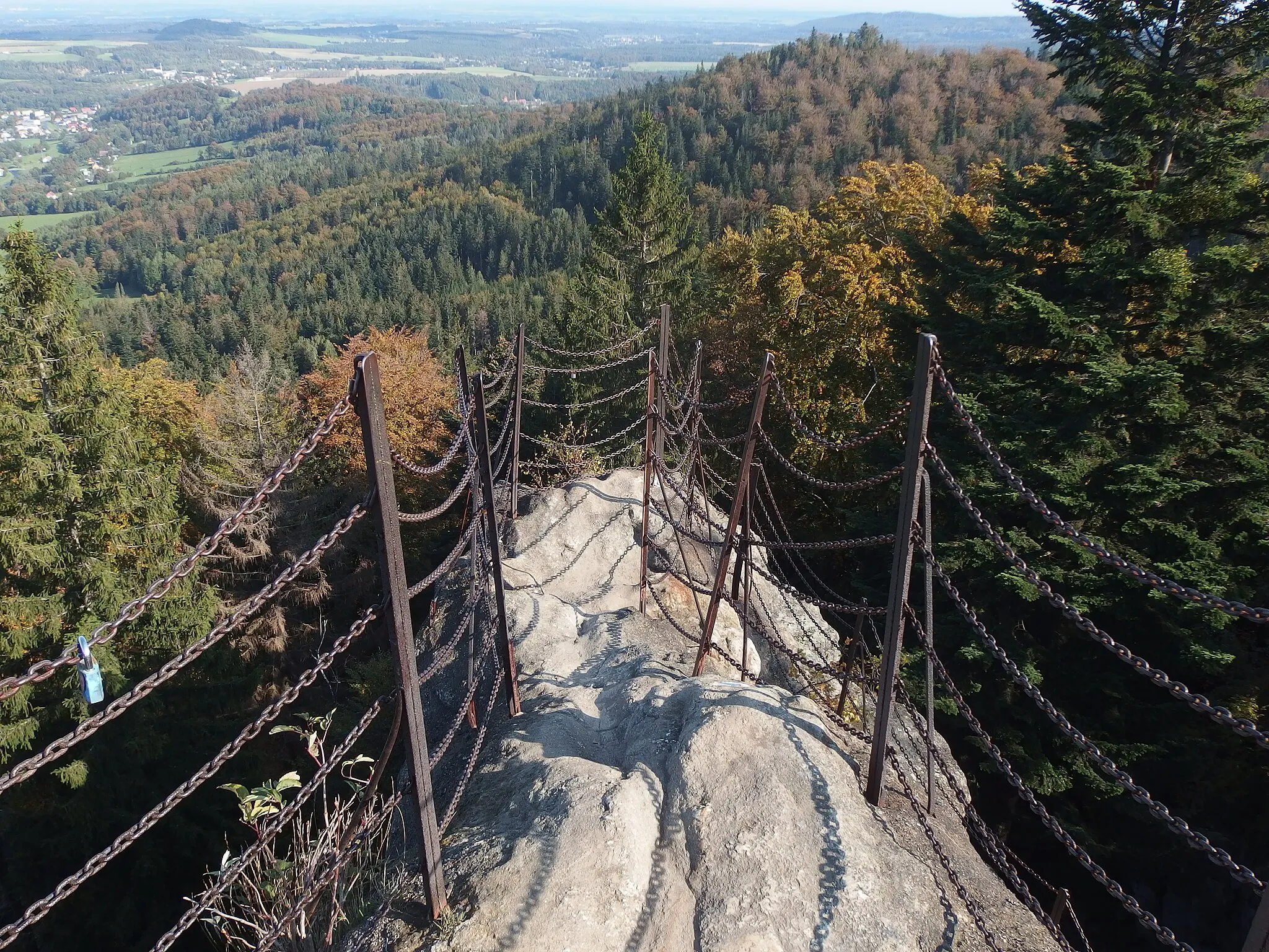 Photo showing: Česká Ves, Jeseník District, Czechia. Čertovy kameny viewpoint.