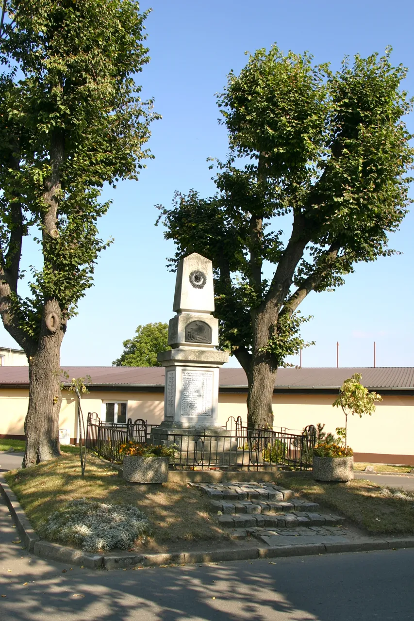 Photo showing: Naczęsławice (dawna Groß Nimsdorf) – wieś w Polsce położona w województwie opolskim, w powiecie kędzierzyńsko-kozielskim, w gminie Pawłowiczki.