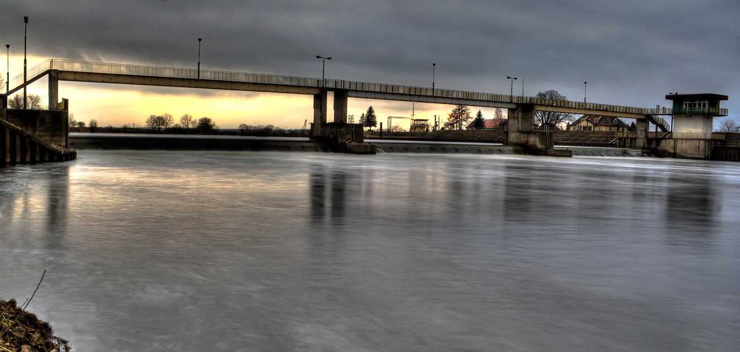 Photo showing: śluza znajdująca się na rzece Odra nieopodal miejscowości Kąty Opolskie.