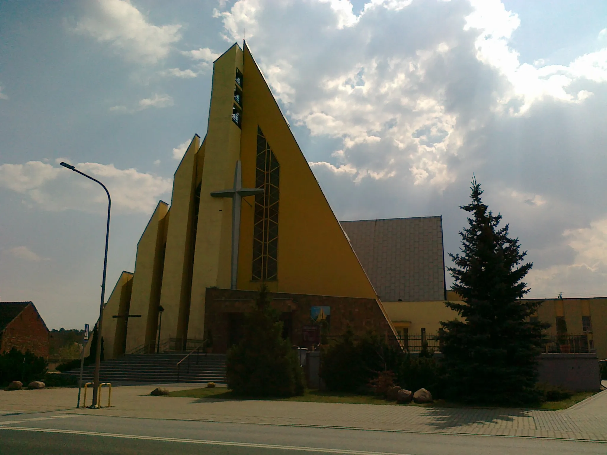 Photo showing: Kościół Świętego Piusa X Papieża i Świętej Marii Goretti w Kędzierzynie-Koźlu