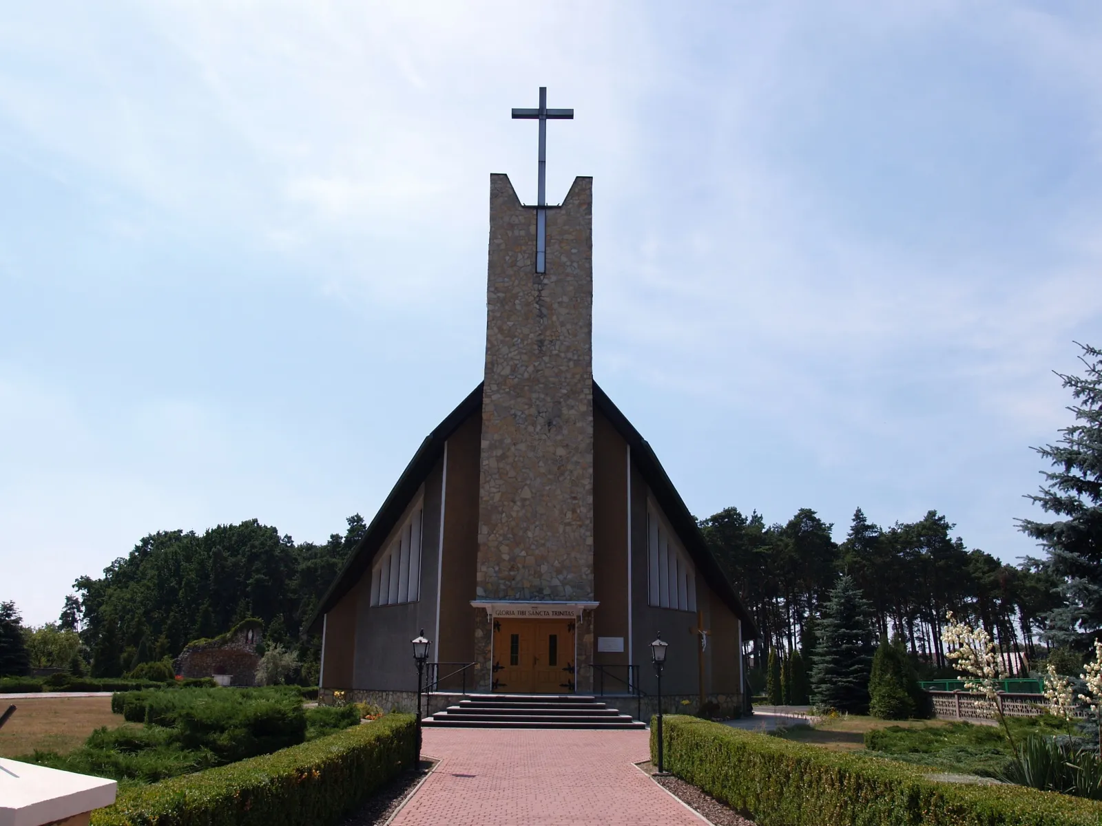 Photo showing: Holy Trinity church in Chorula, Poland (blessed by Cardinal Ratzinger - pope Benedictus XVI.) in 1983