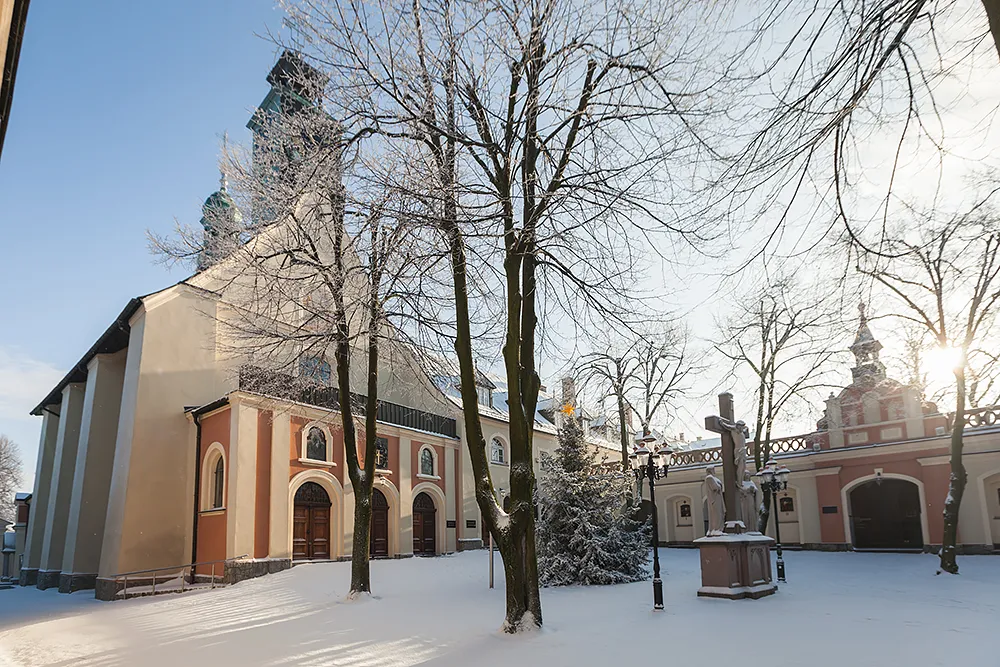 Photo showing: Na zdjęciu widoczna cześć Rajskiego Placu z krzyżem oraz wejściem głównym do bazyliki św. Anny