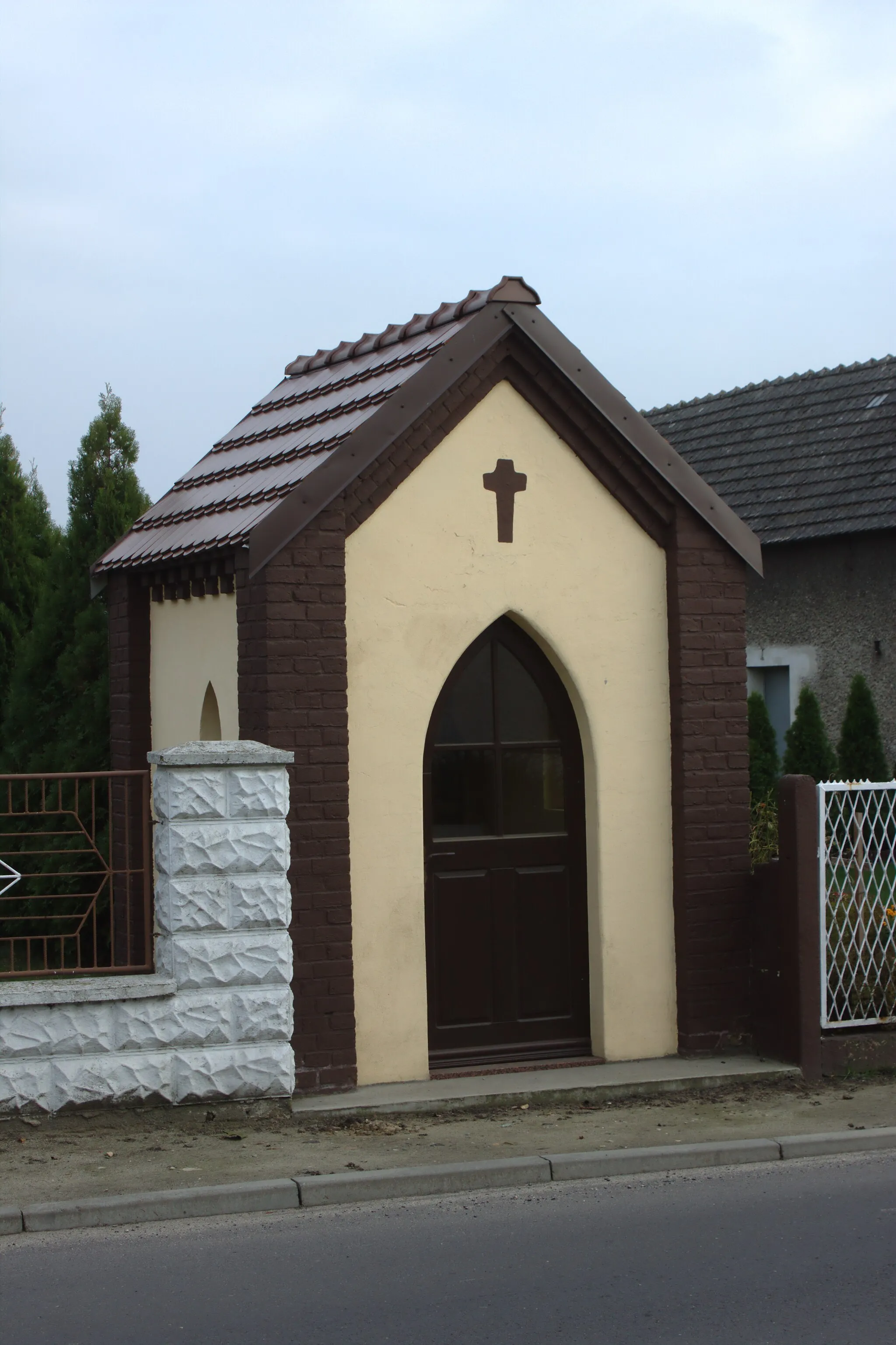 Photo showing: A chapel near the main road in Raszowa, Poland