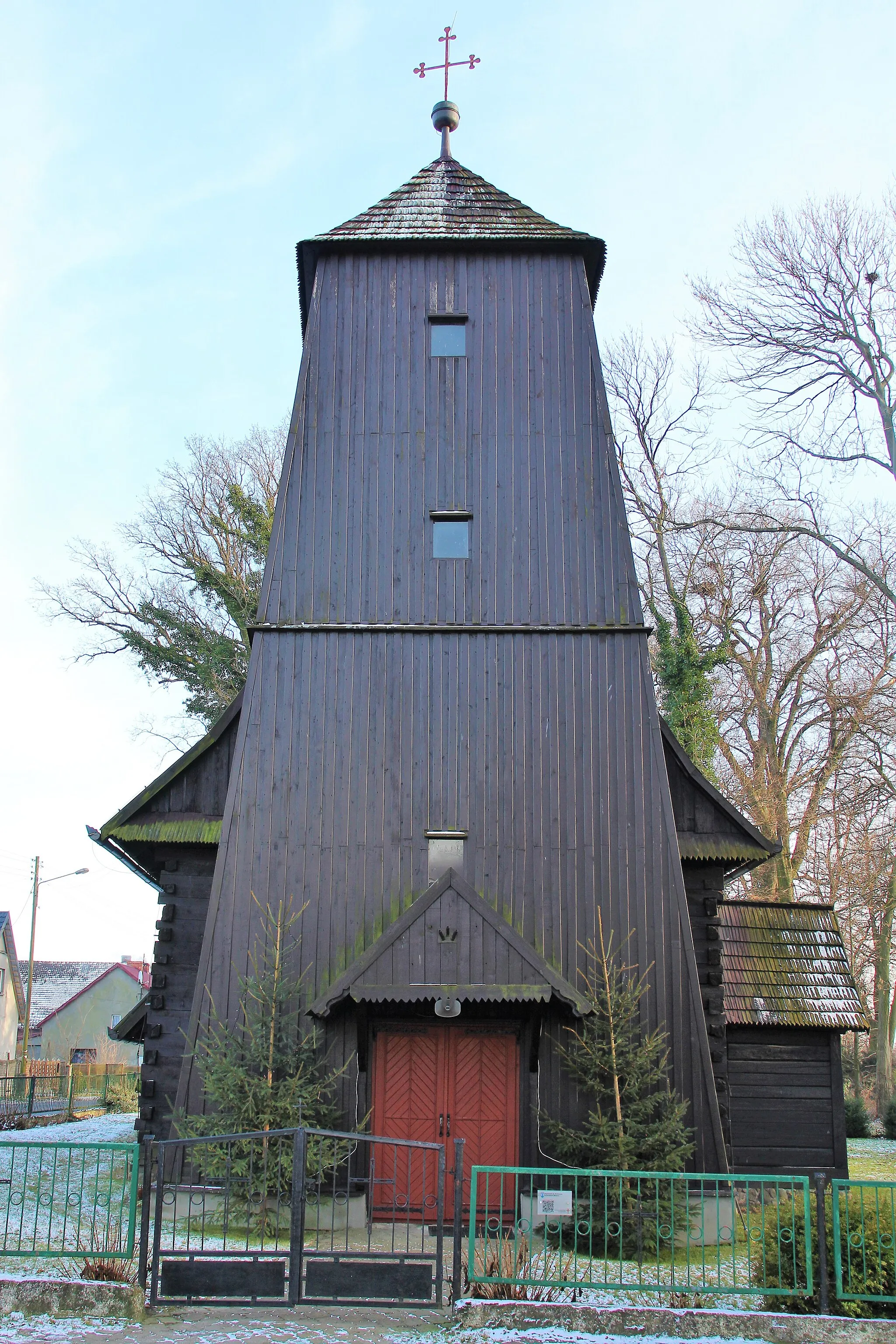 Photo showing: Kościół św. Bartłomieja – rzymskokatolicki kościół filialny, położony jest w miejscowości Świniary Wielkie (gmina Wołczyn). Kościół należy do Parafii Narodzenia Najświętszej Maryi Panny w dekanacie Namysłów wschód, archidiecezji wrocławskiej. 19 maja 1954 roku, pod numerem 73/54 świątynia została wpisana do rejestru zabytków województwa opolskiego.