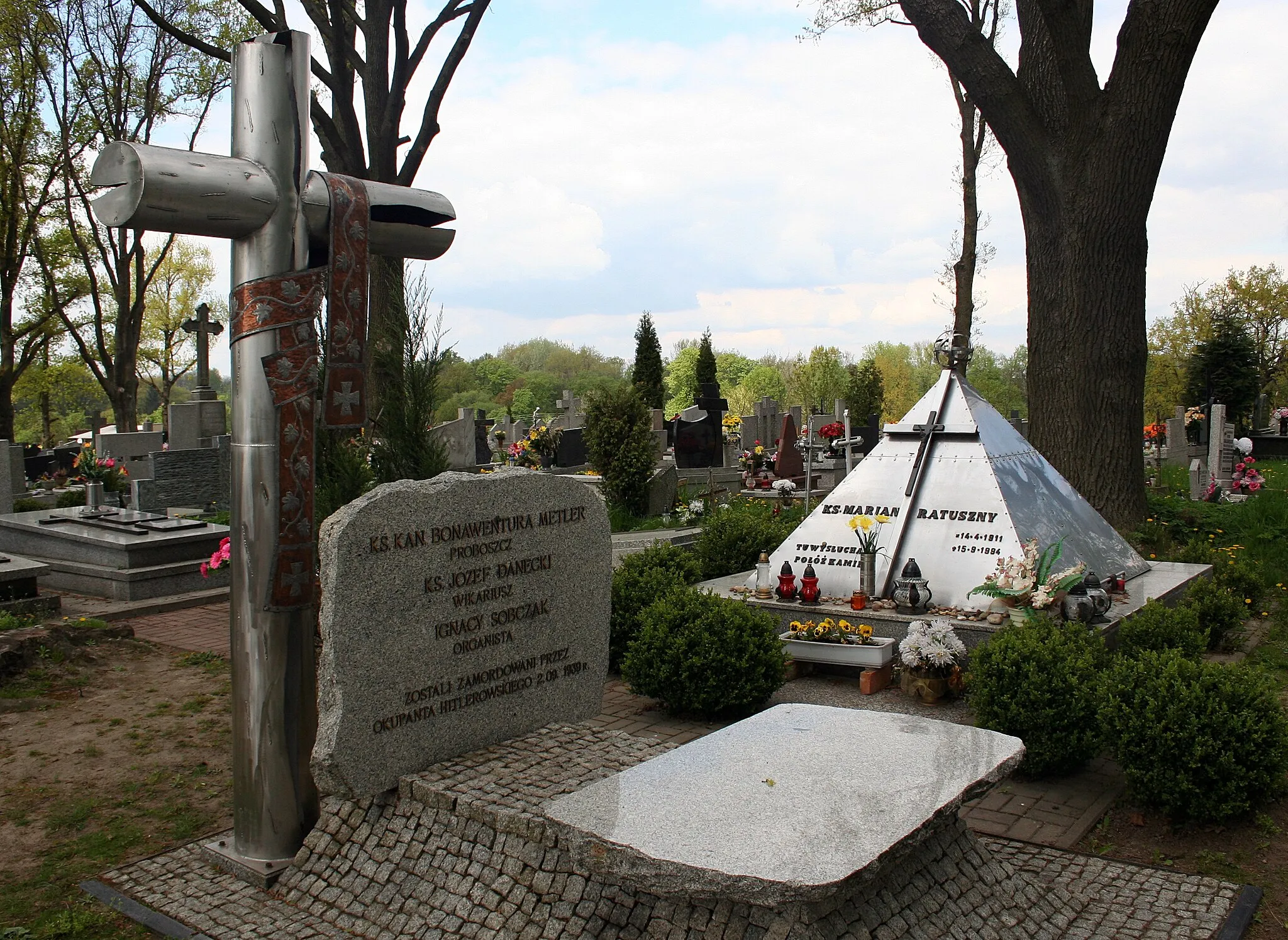 Photo showing: groby księży na cmentarzu w Parzymiechach
