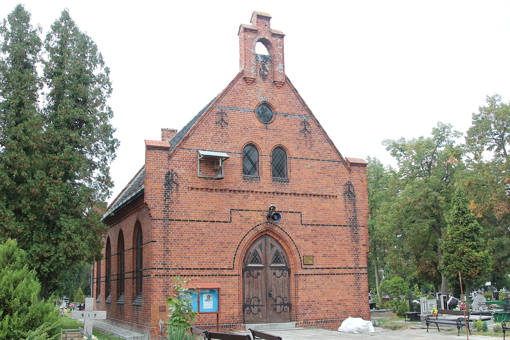 Photo showing: All Saints Chapel on cemetery in Namysłów on John Paul II street