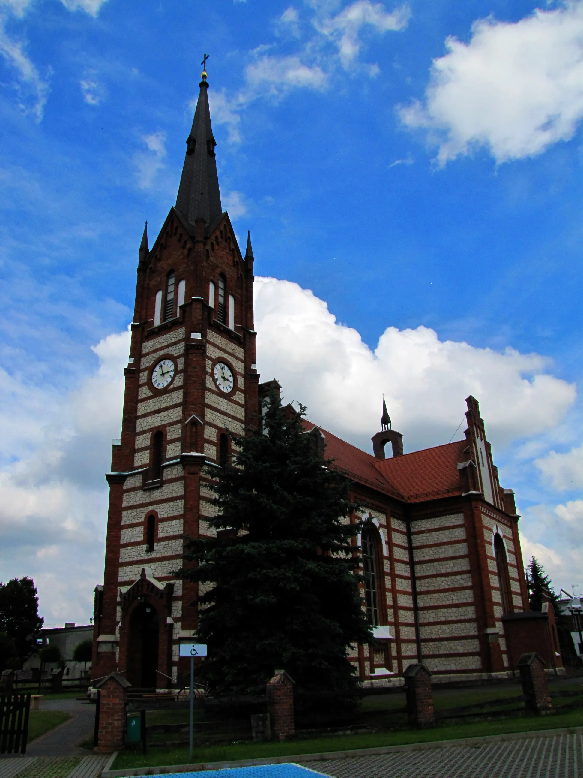 Photo showing: rzymskokatolicki kościół parafialny pw. św. Karola Boromeusza - widok z parkingu