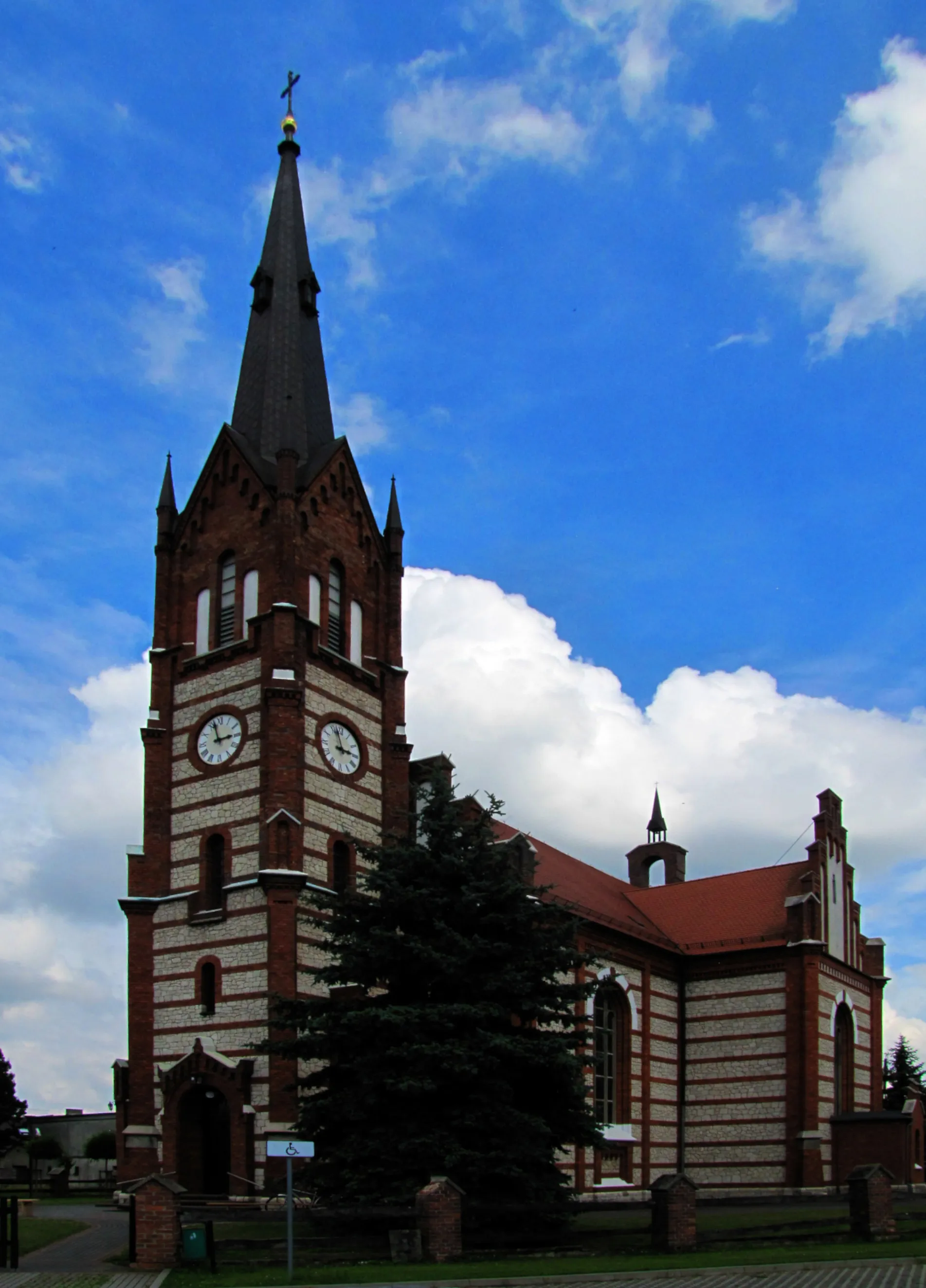 Photo showing: rzymskokatolicki kościół parafialny pw. św. Karola Boromeusza w Staniszczach Wielkich - widok z parkingu (zdjęcie z poprawioną perspektywą)