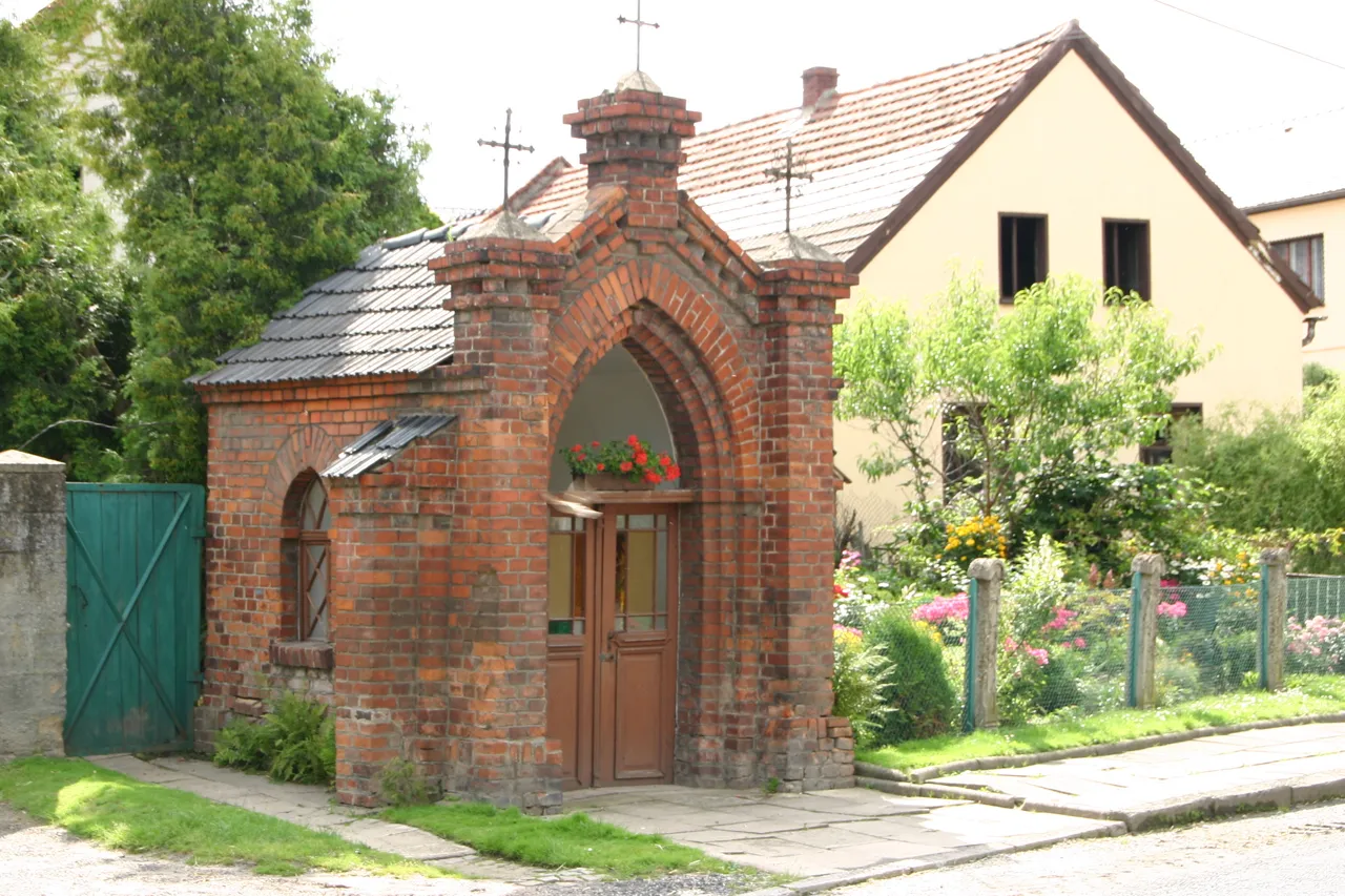 Photo showing: Kaplica w Śmiczu (dodatkowa nazwa w j. niem. Schmitsch) – wieś w Polsce położona w województwie opolskim, w powiecie prudnickim, w gminie Biała.