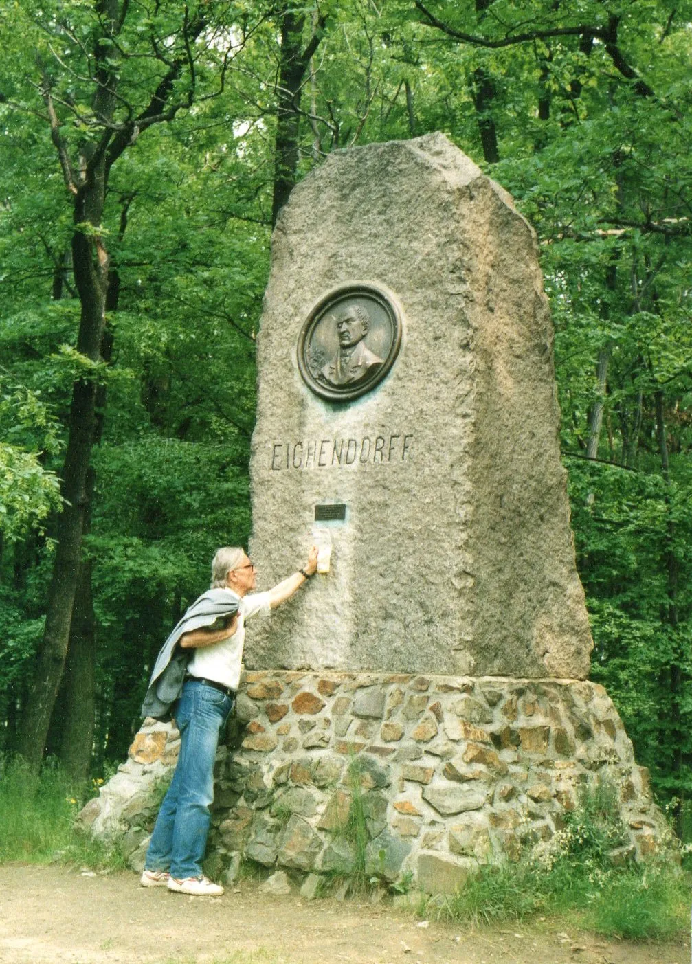 Photo showing: Pomnik von Eichendorffa w Lesie Prudnickim.