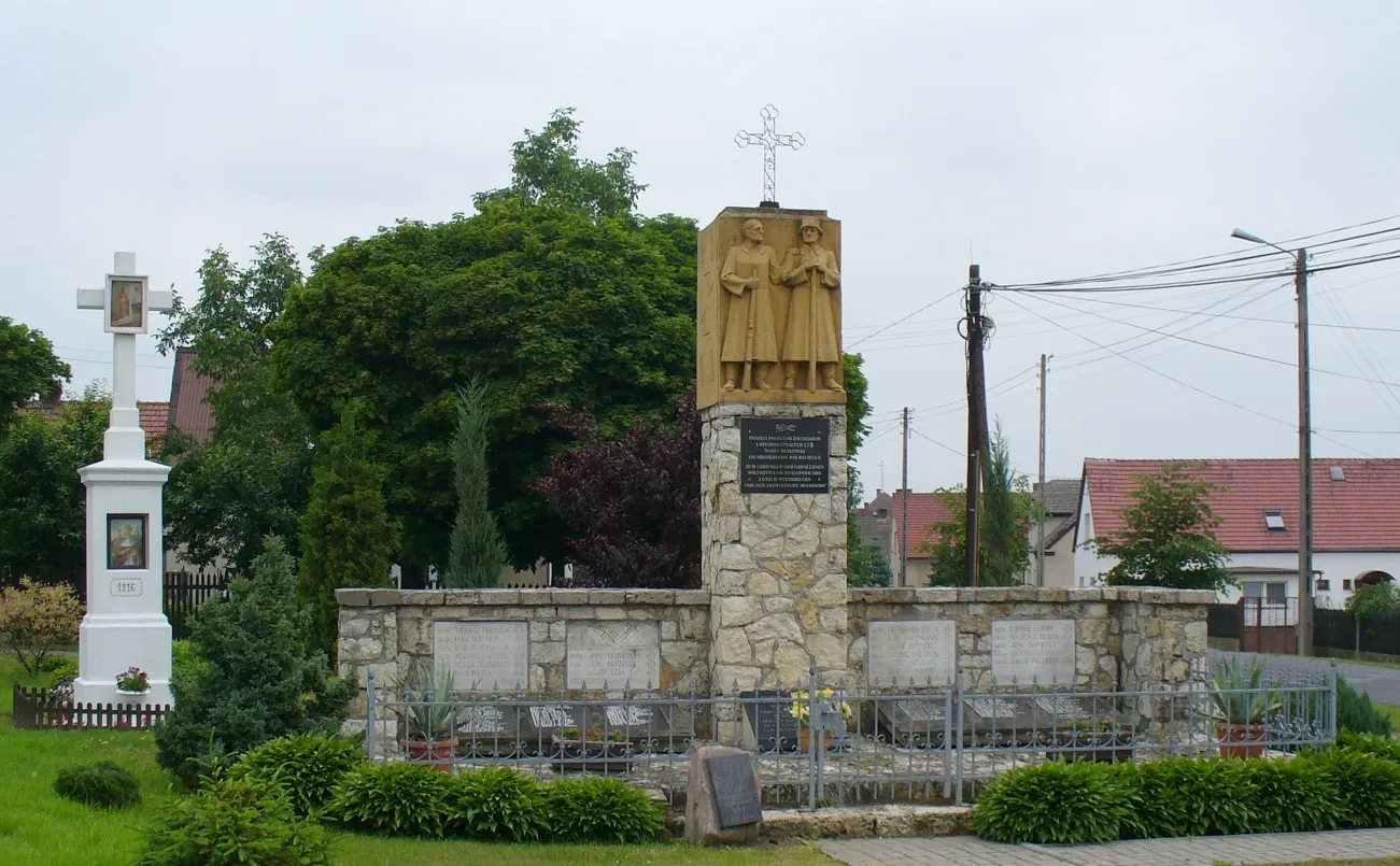 Photo showing: Muchenitz - Mechnice. Kriegerdenkmal - Pomnik poległych mieszkańców