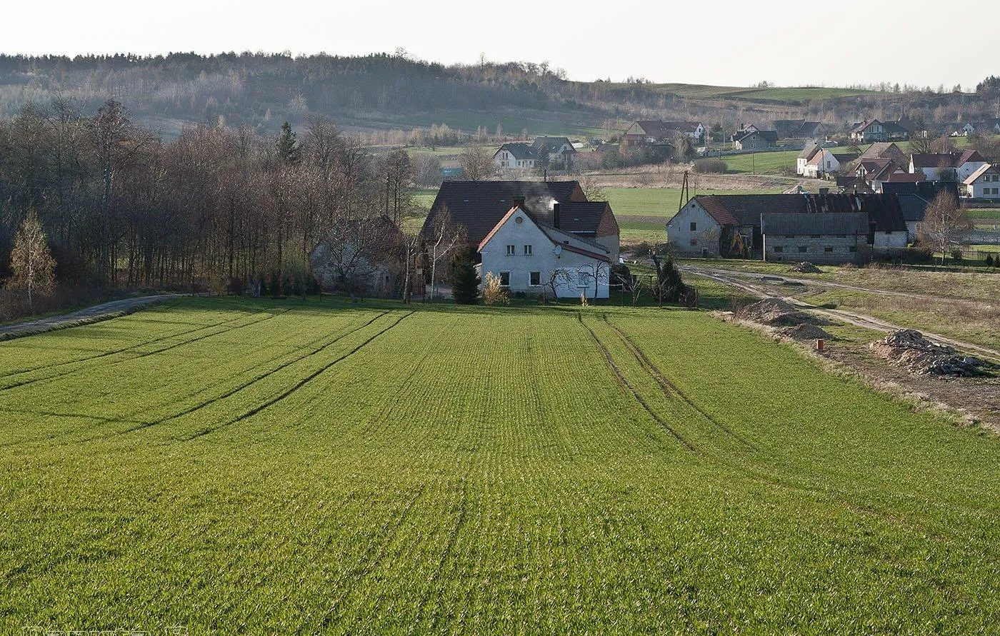 Photo showing: Widok luźno rozrzuconej zabudowy tej części wsi Kuropatnik, zwanej Grabiny. W tle zabudowania Gęsińca, a z prawej Gościęcic Średnich.