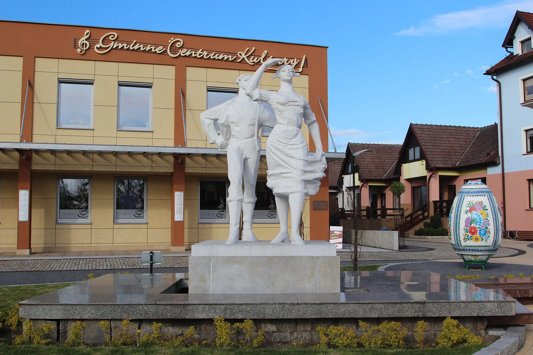 Photo showing: Karolinka and Karlik statue in Gogolin
