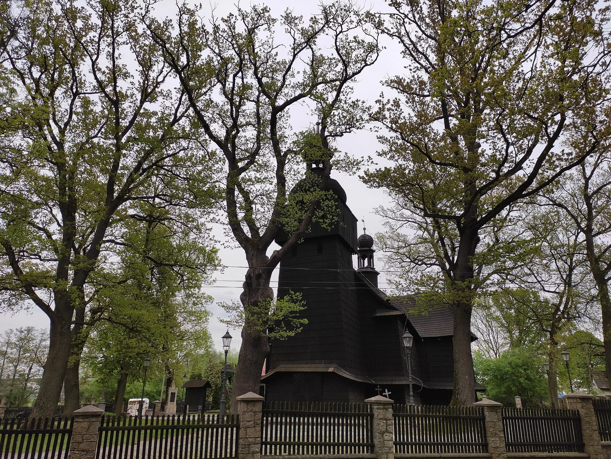 Photo showing: Kostel a památné stromy, Bierdzany, gmina Turawa, okres Opole, Opolské vojvodství, Polsko