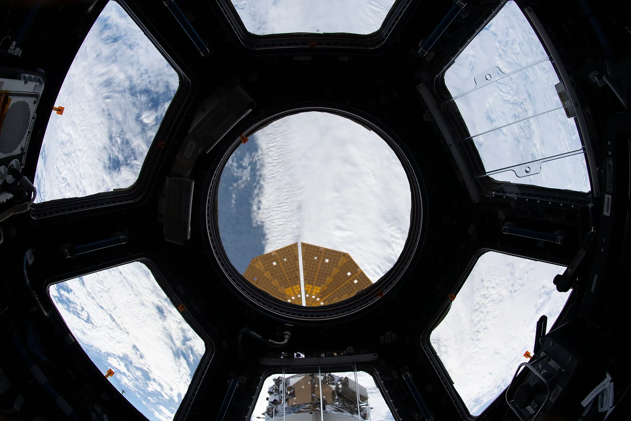 Photo showing: View of Earth taken during ISS Expedition 61.