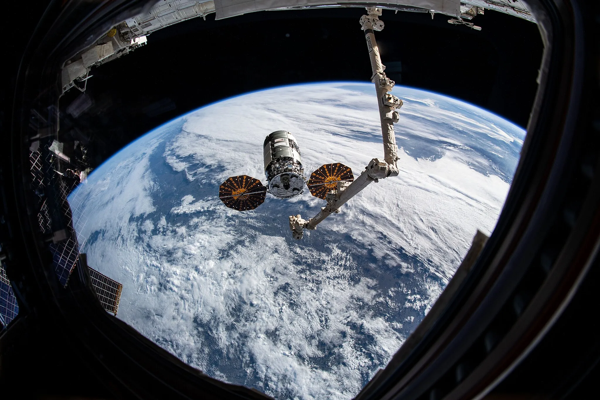 Photo showing: View of Earth taken during ISS Expedition 62.