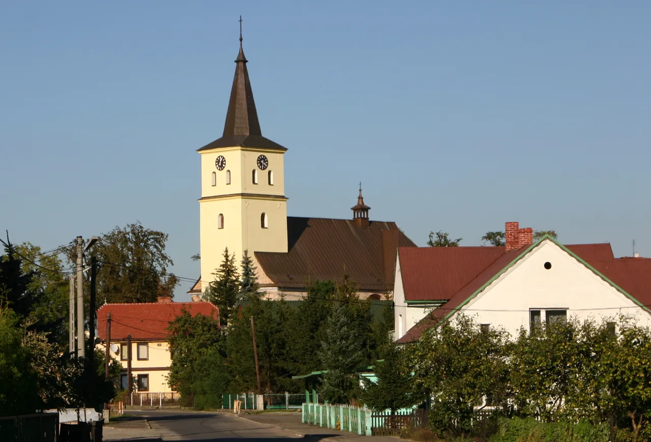 Photo showing: Gościęcin, ul. Szkolna 4 - rzymskokatolicki kościół pararafialny p.w. Wniebowzięcia NMP, poł. XVII, 1825.