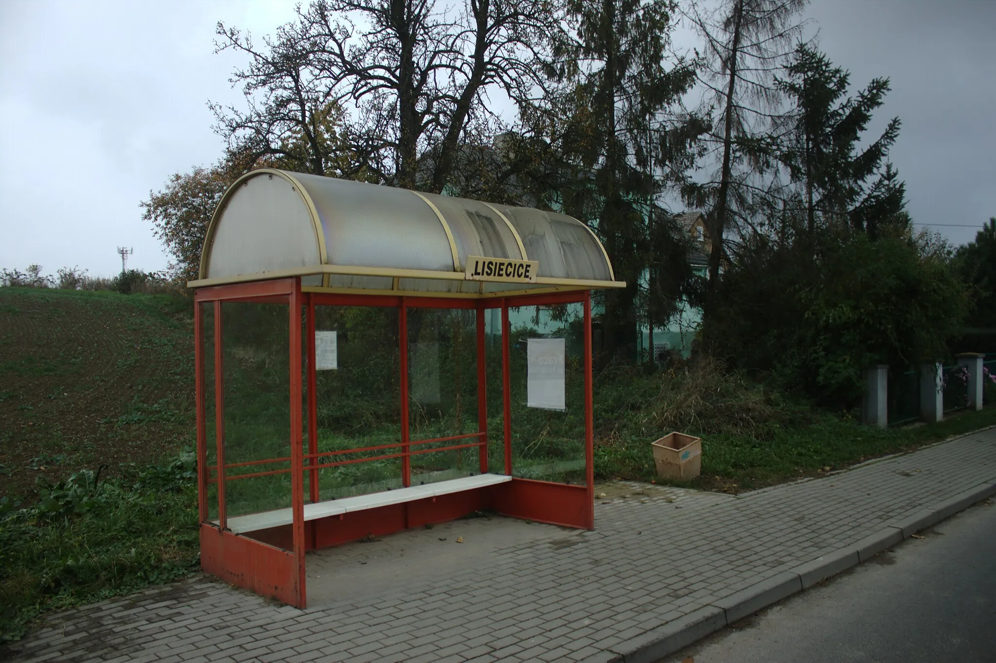 Photo showing: A bus stop in southern Lisięcice, Poland