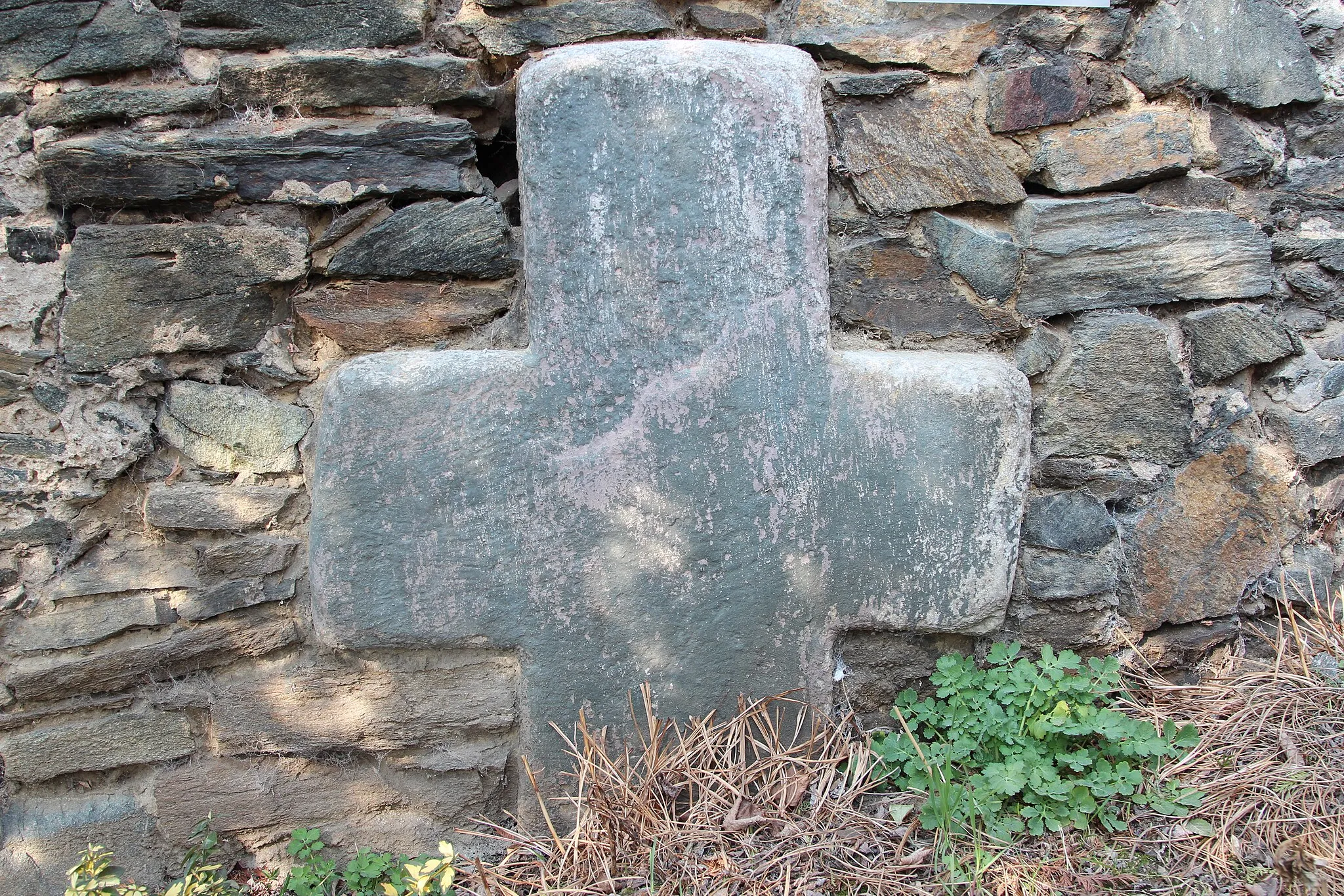 Photo showing: Stone cross in Lubiatów