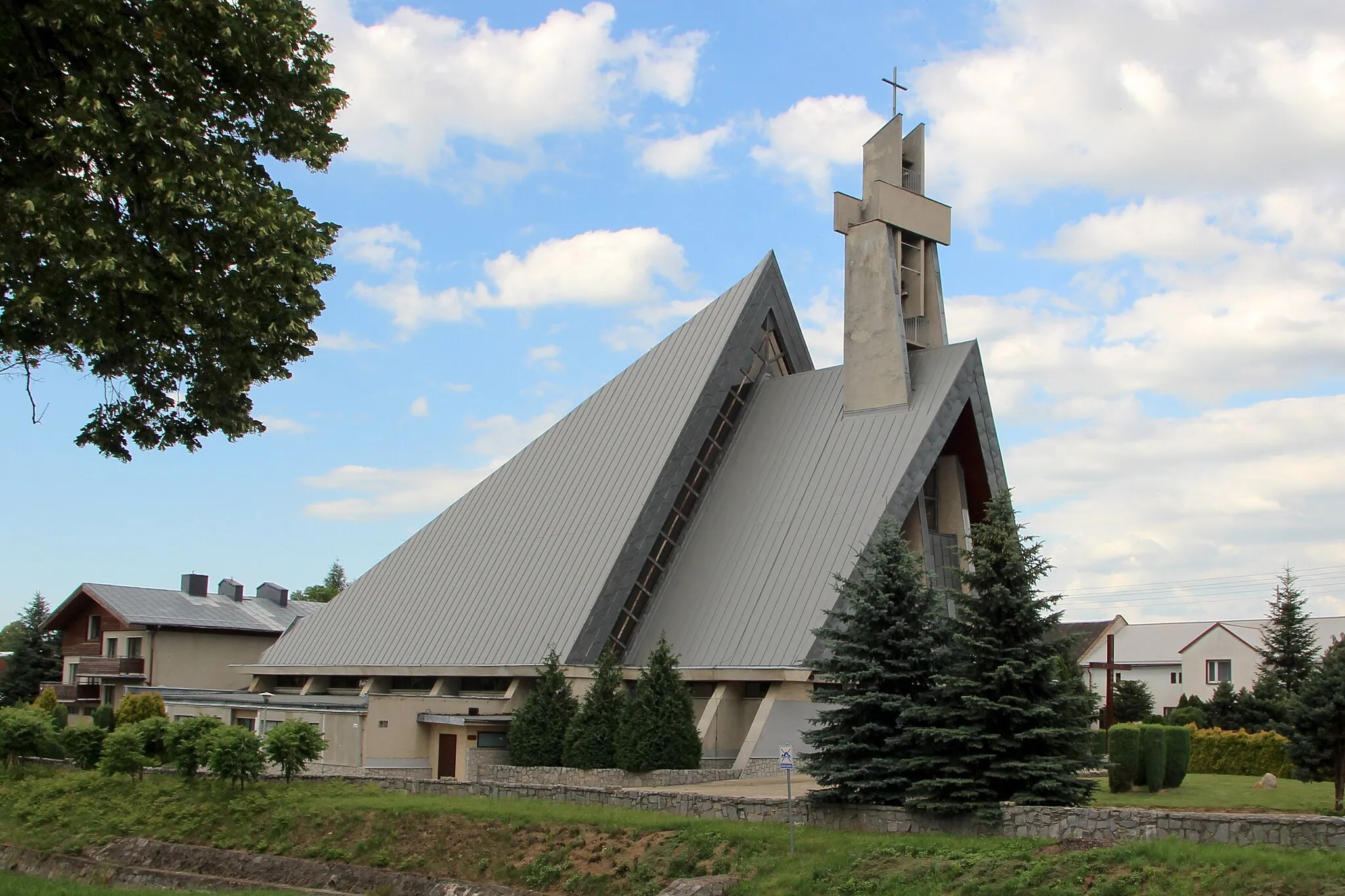 Photo showing: Moszczanka - rzymskokatolicki kościół parafialny p.w. Podwyższenia Krzyża Świętego, 1982-1988