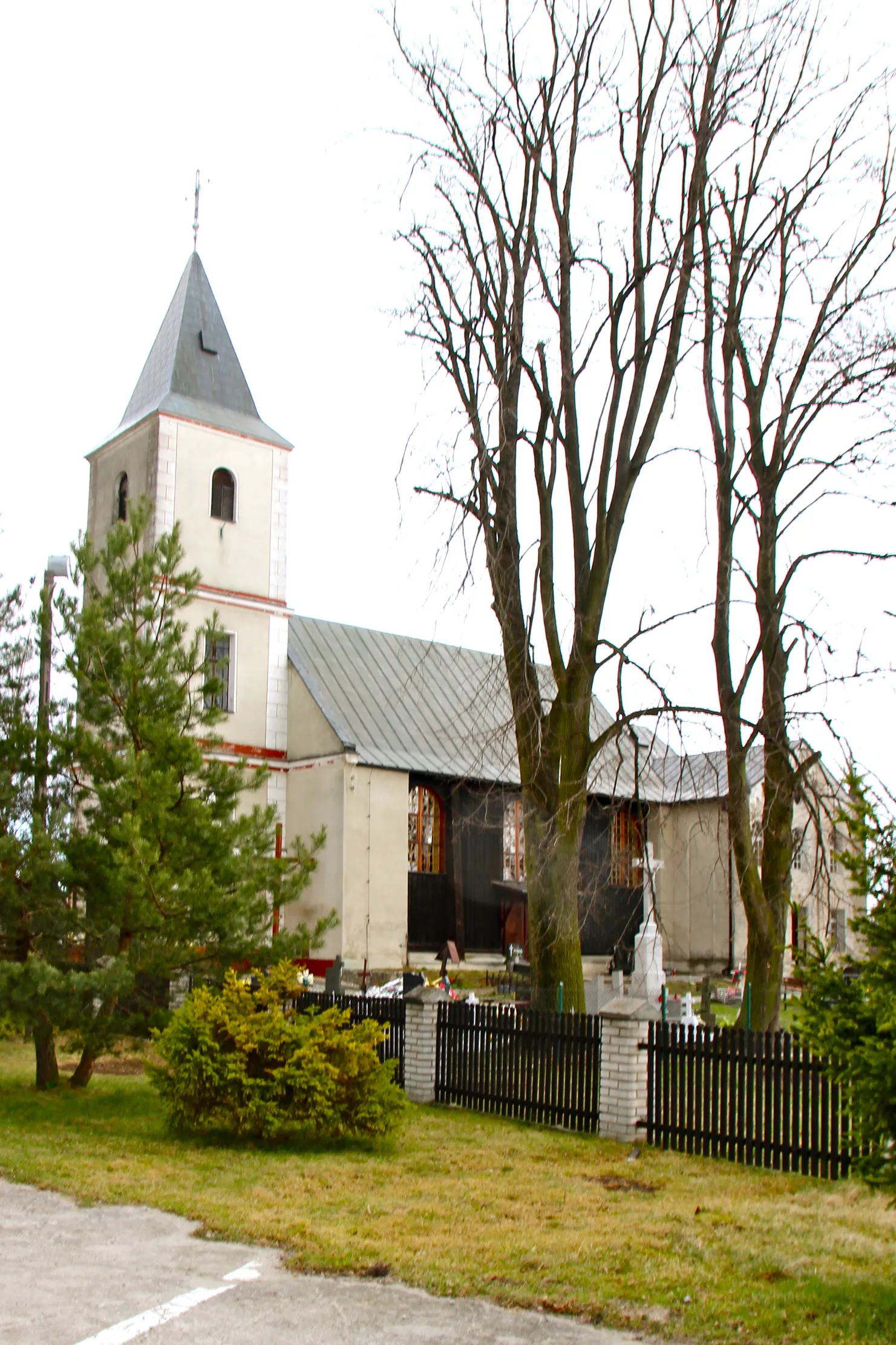 Photo showing: Biestrzykowice – kościół parafialny pw. Wniebowzięcia NMP, drewniany, z 1639 r., wieża murowana 1839 r. Po tragicznym pożarze został odbudowany na początku lat 90. ubiegłego stulecia. Ocalała większość konstrukcji szkieletowej ścian i niemal cała drewniana oblicówka nawy głównej i prezbiterium. Ogień strawił XVII-wieczną ambonę. Zabytkowa chrzcielnica z początku XVIII w. ocalała, obecnie w renowacji. W 2012 roku rozpoczęto remont konserwatorski elewacji wieży, przywracający jej wygląd i detale architektoniczne z połowy XIX w.