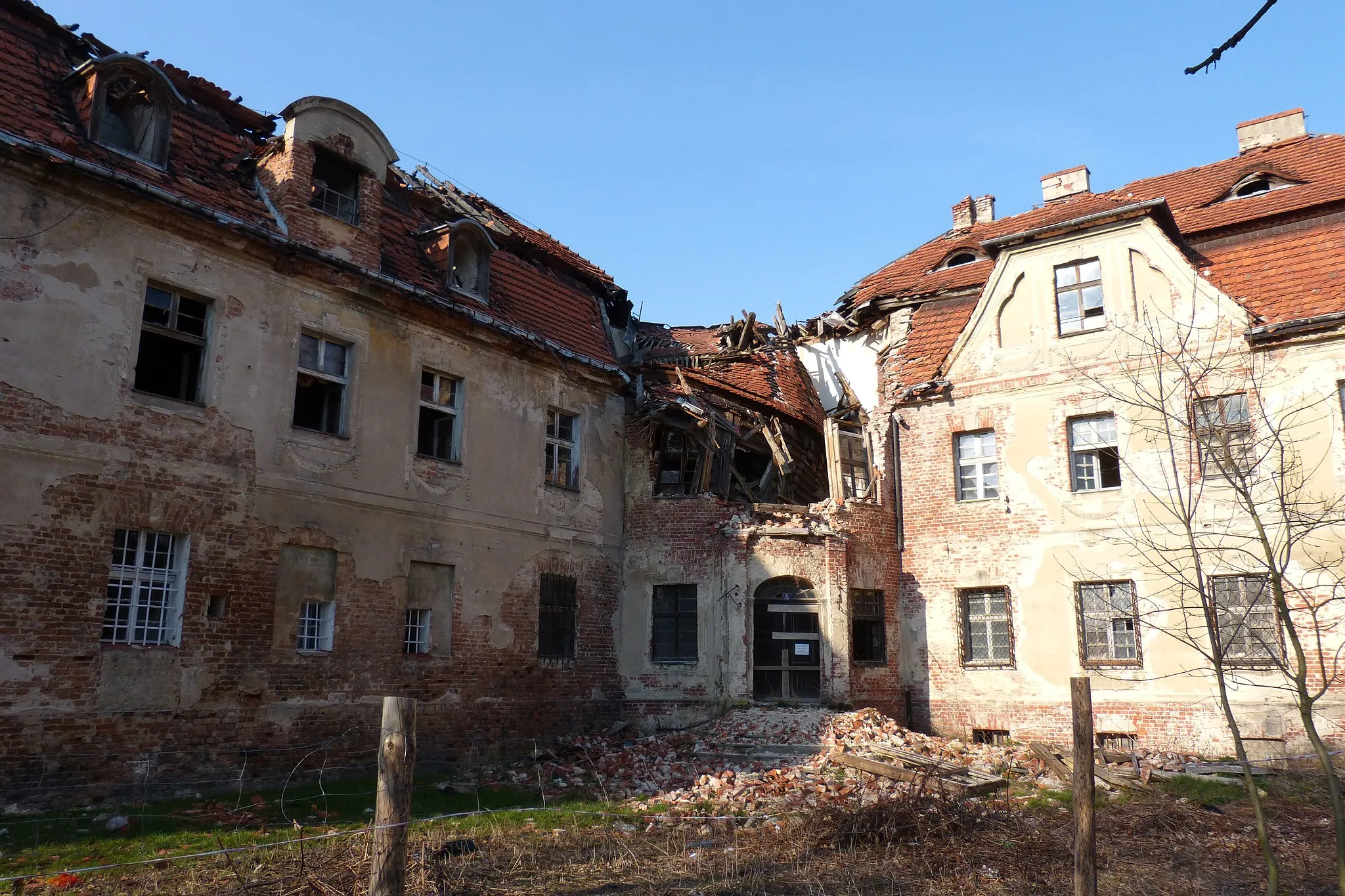 Photo showing: Pałac w Ciepielowicach od południa. Stan wiosną 2016 roku, po zawaleniu się wieży i pożarze (lipiec i sierpień 2015 r.).