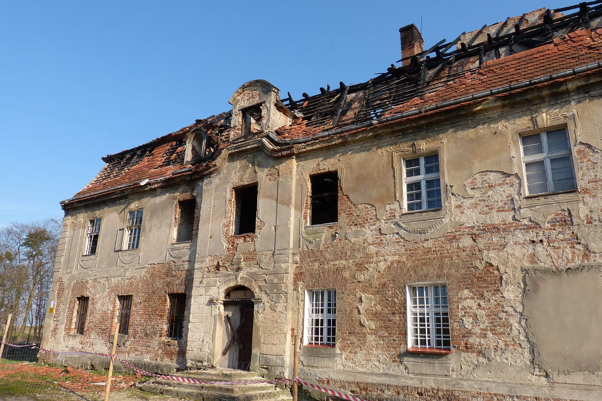 Photo showing: Zachodnie skrzydło pałacu w Ciepielowicach od północnego zachodu. Stan wiosną 2016 roku, po zawaleniu się wieży i pożarze (lipiec i sierpień 2015 r.).