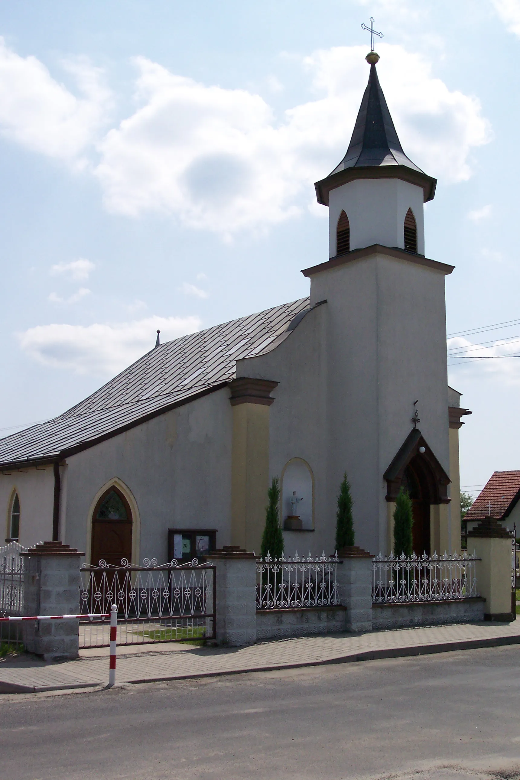 Photo showing: Lędziny - kościół rzymskokatolicki p.w. Matki Bożej Wspomożenia Wiernych