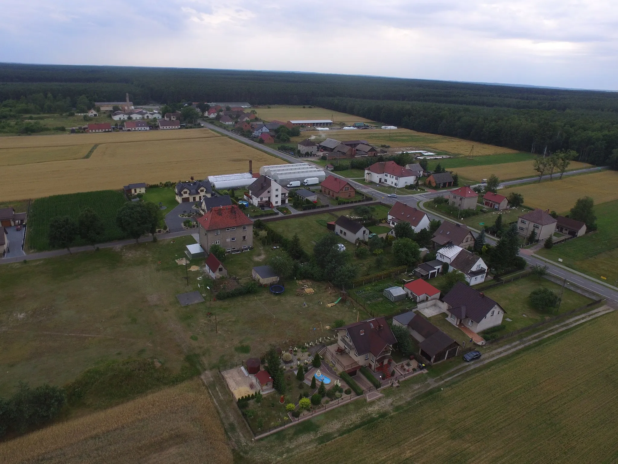 Photo showing: Układ przestrzenny wsi Kolonia Biskupska wokół skrzyżowania ulic Oleskiej i Szkolnej. Po lewej stronie widoczny piętrowy budynek dawnej szkoły.