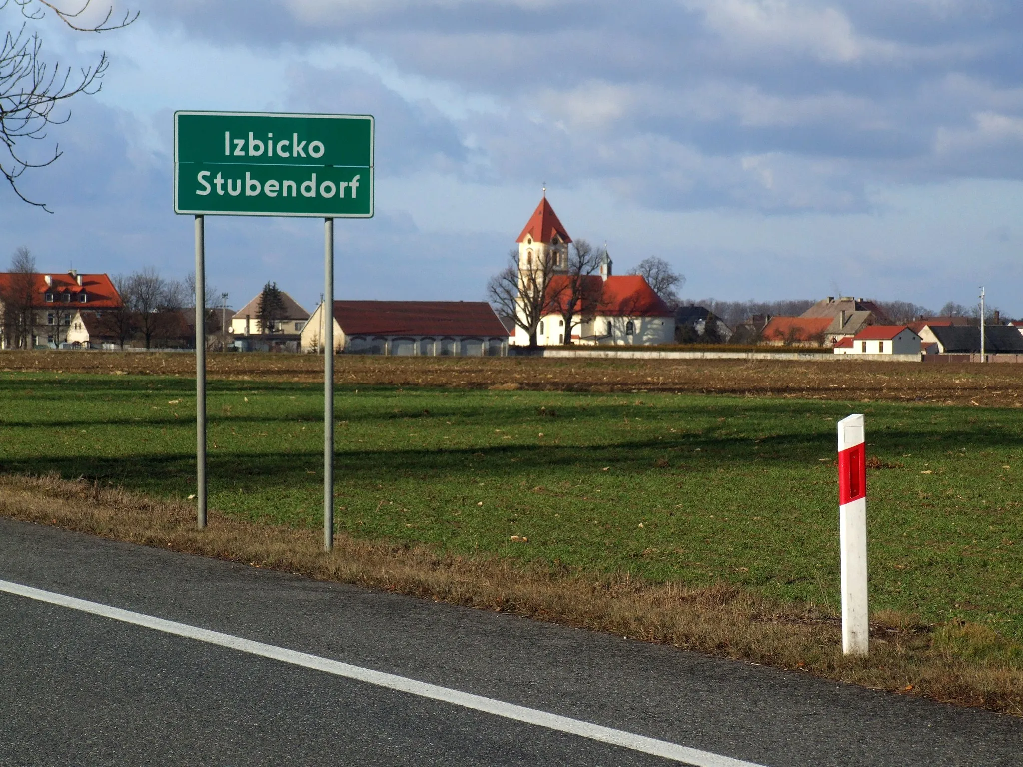 Photo showing: Bilingual polish-german village boundary Izbicko/Stubendorf, Upper Silesia