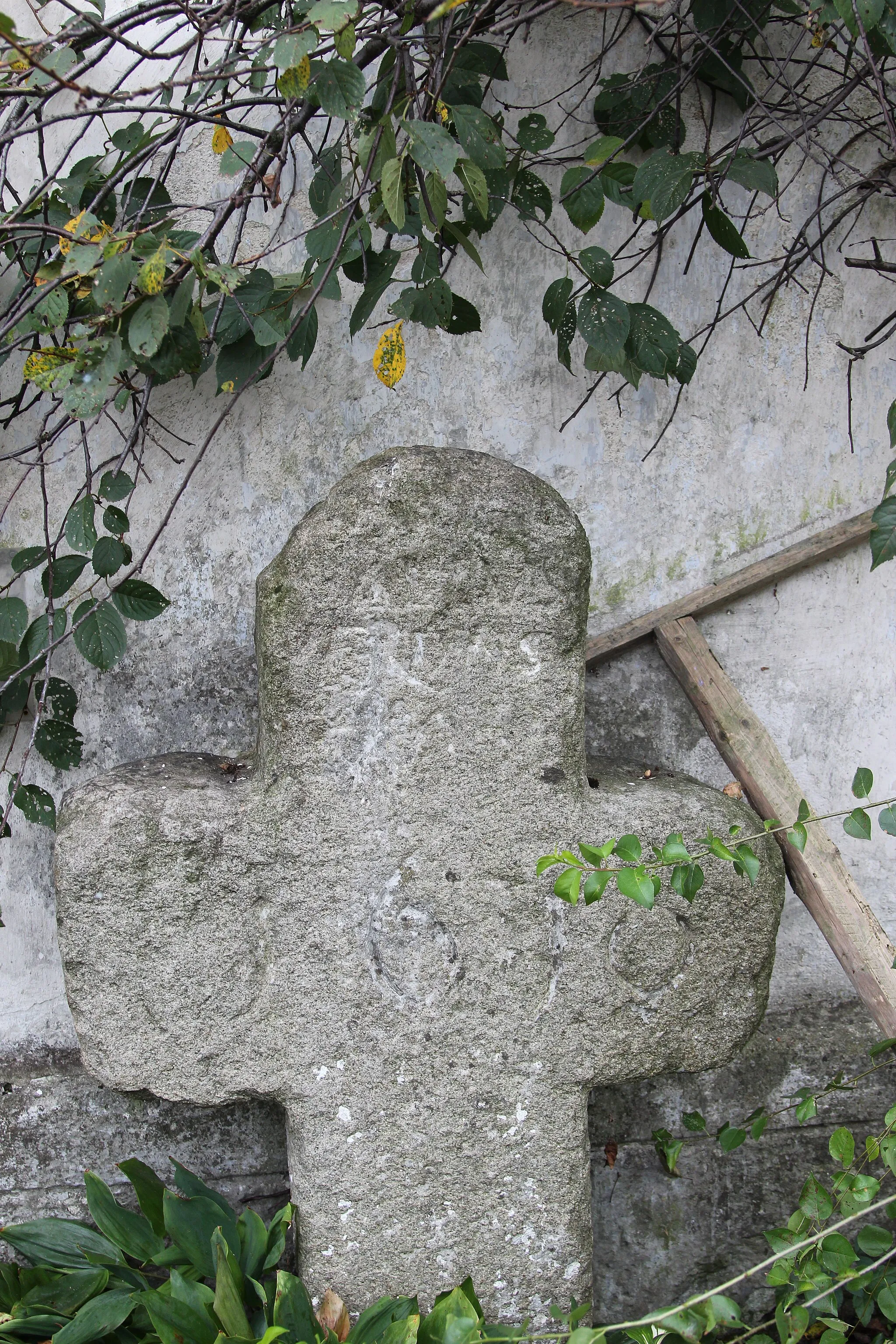 Photo showing: Stone cross in Brzeźnica